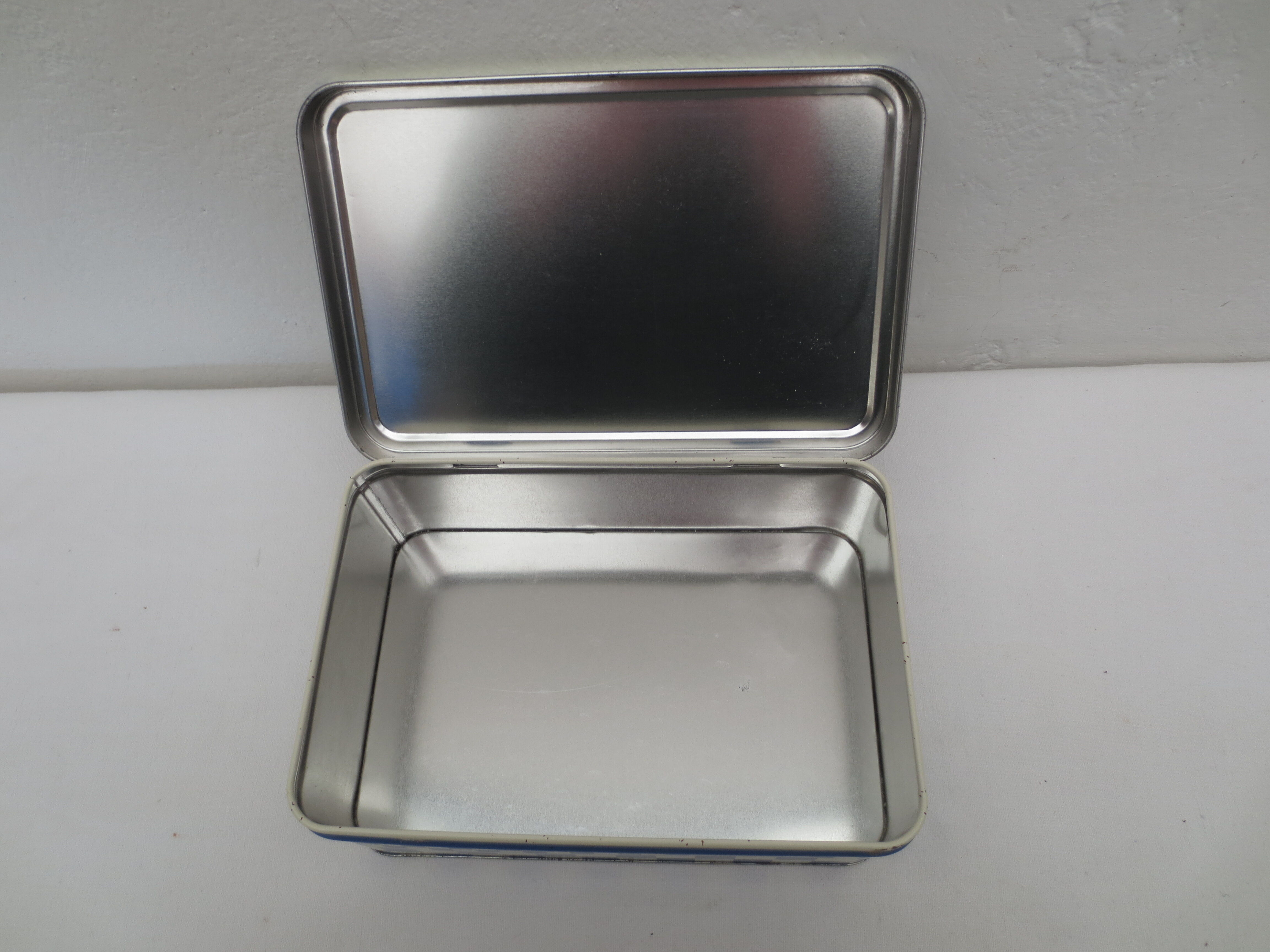 Series of 4 metal boxes, blue and white lustucru decoration