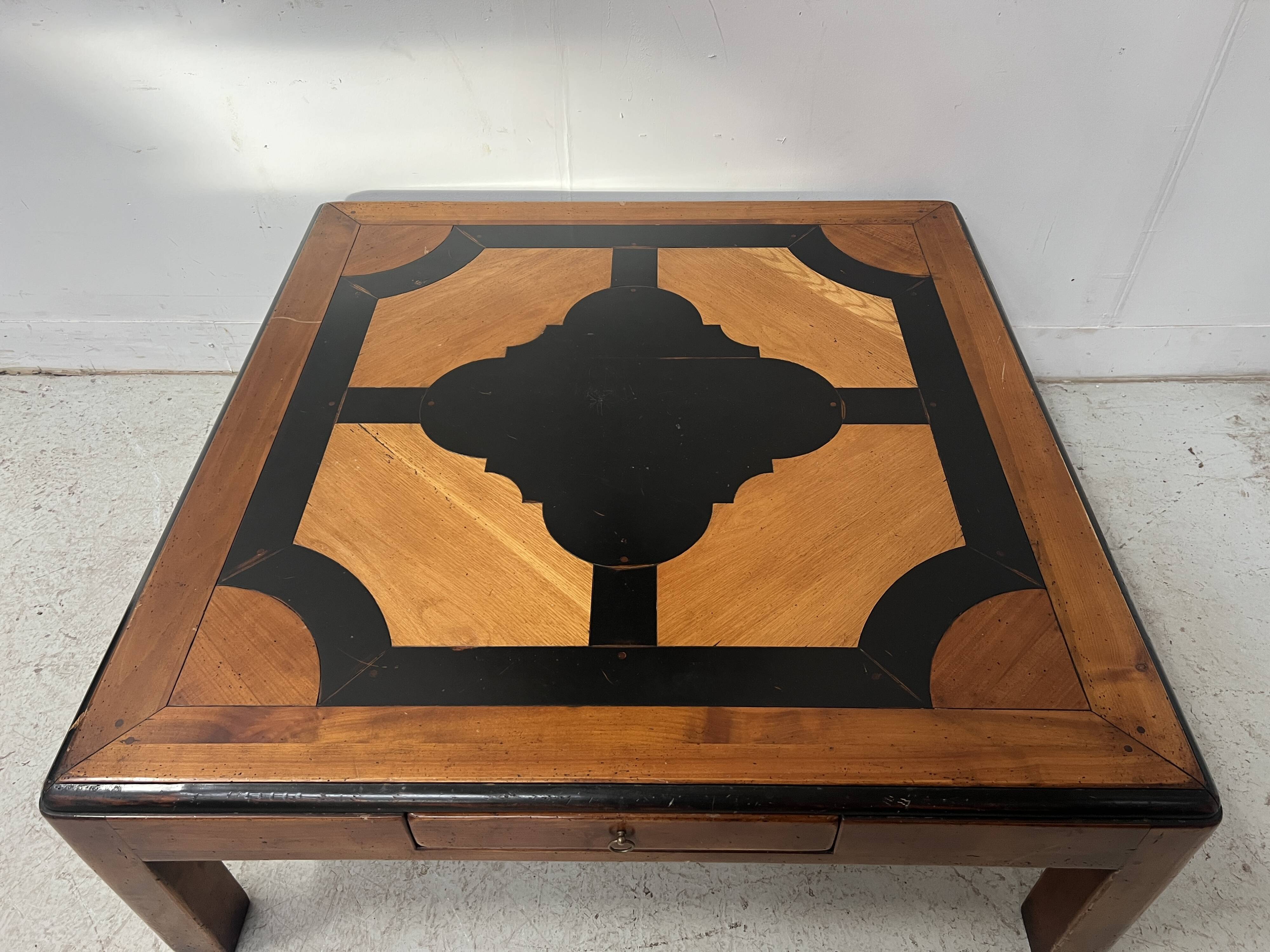 Table basse en bois a décor géomètrique XX siècle