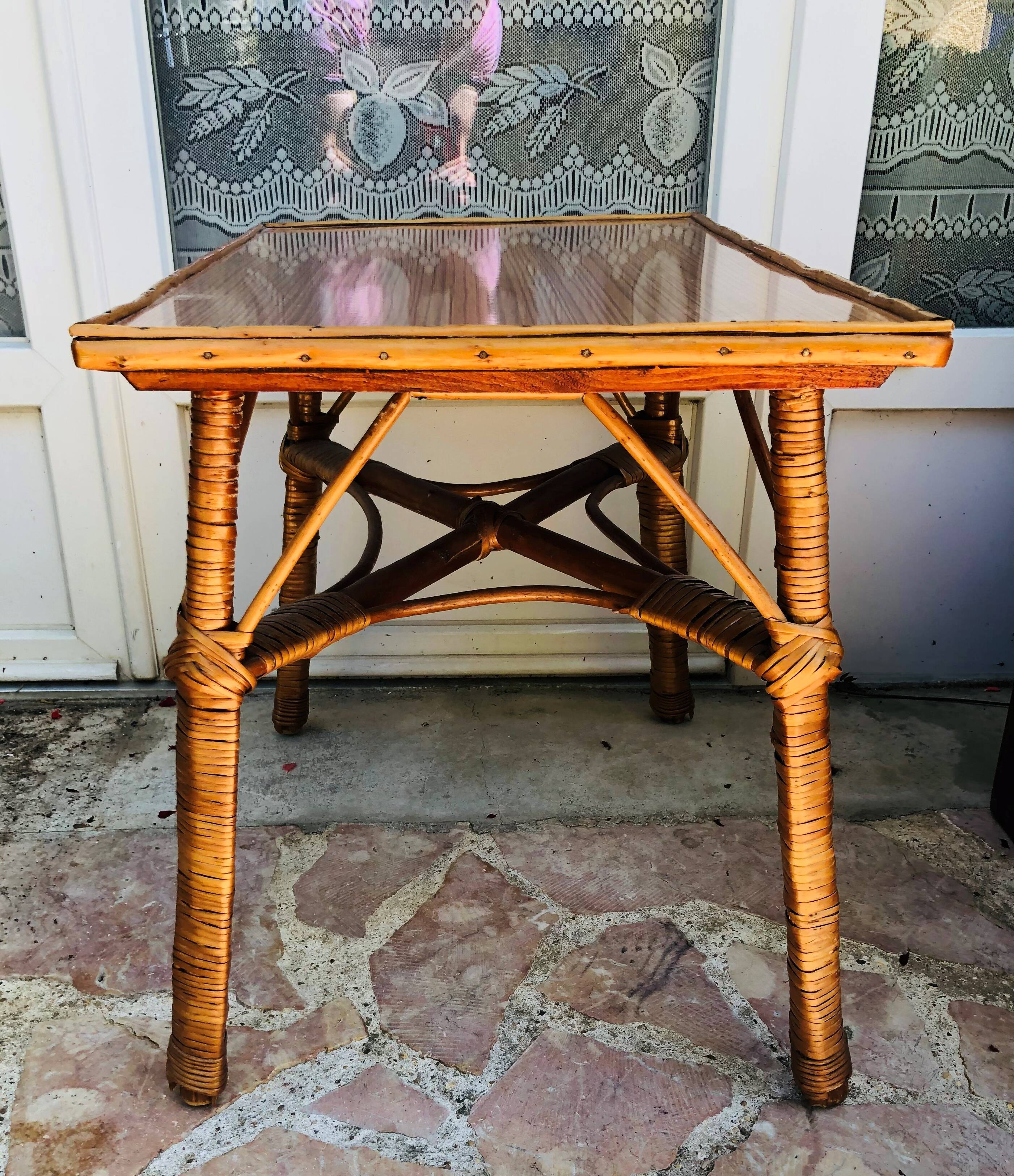 Vintage coffee table in wicker and formica