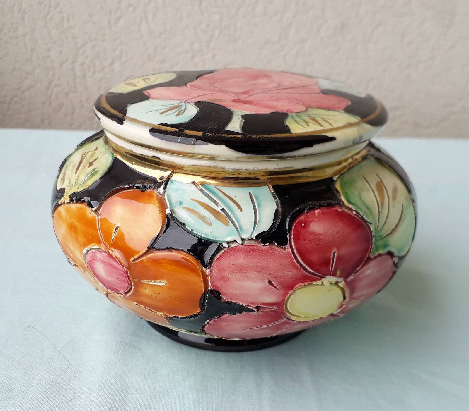 Bonbonnière or sugar bowl Vallauris