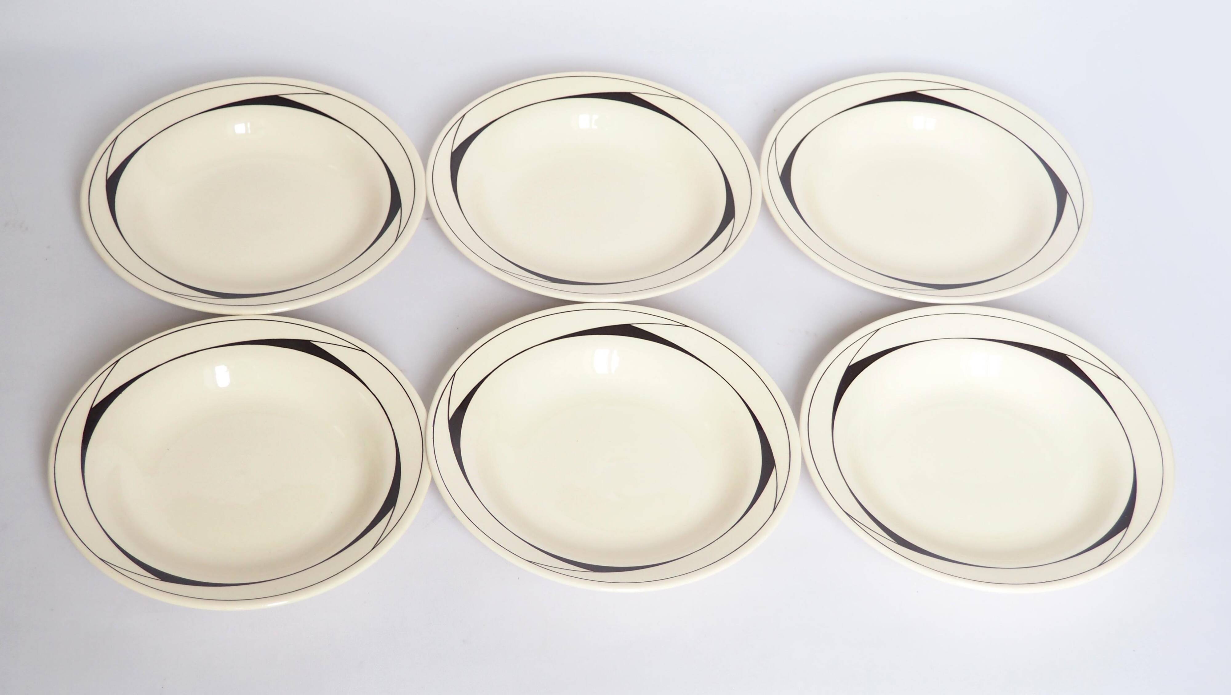 Lot 18 assiettes plates, creuses et dessert 1980