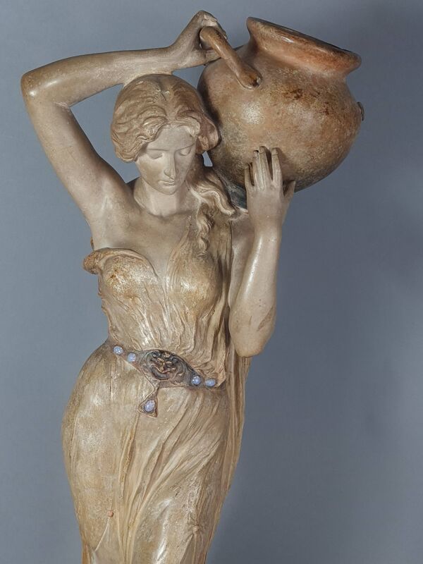 Sculpture céramique Femme et cruche ceinture opale Goldscheider vers 1900, 60 cm C155