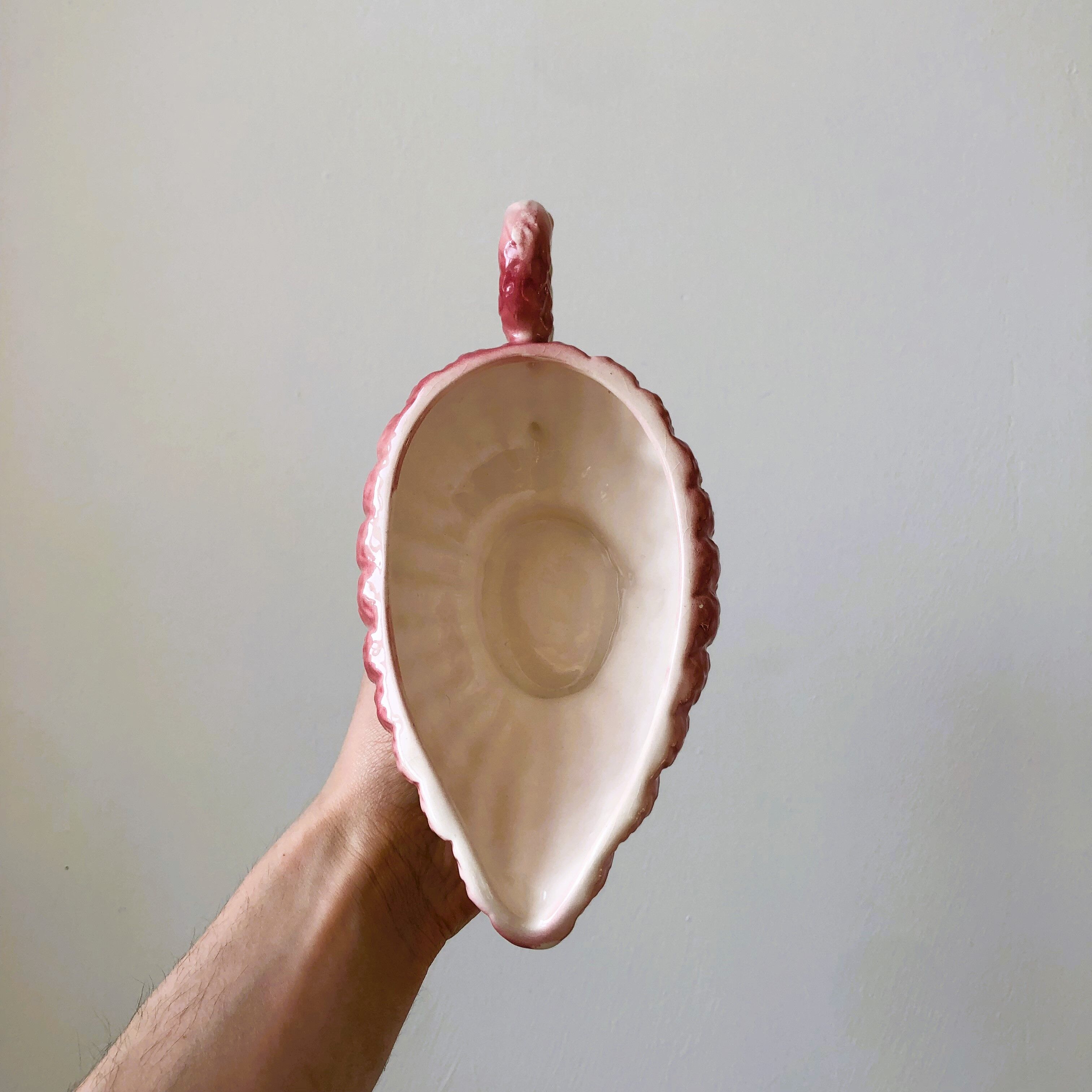 Saucière en barbotine avec un motif d'asperges dans les couleurs vieux rose et vert-blanc