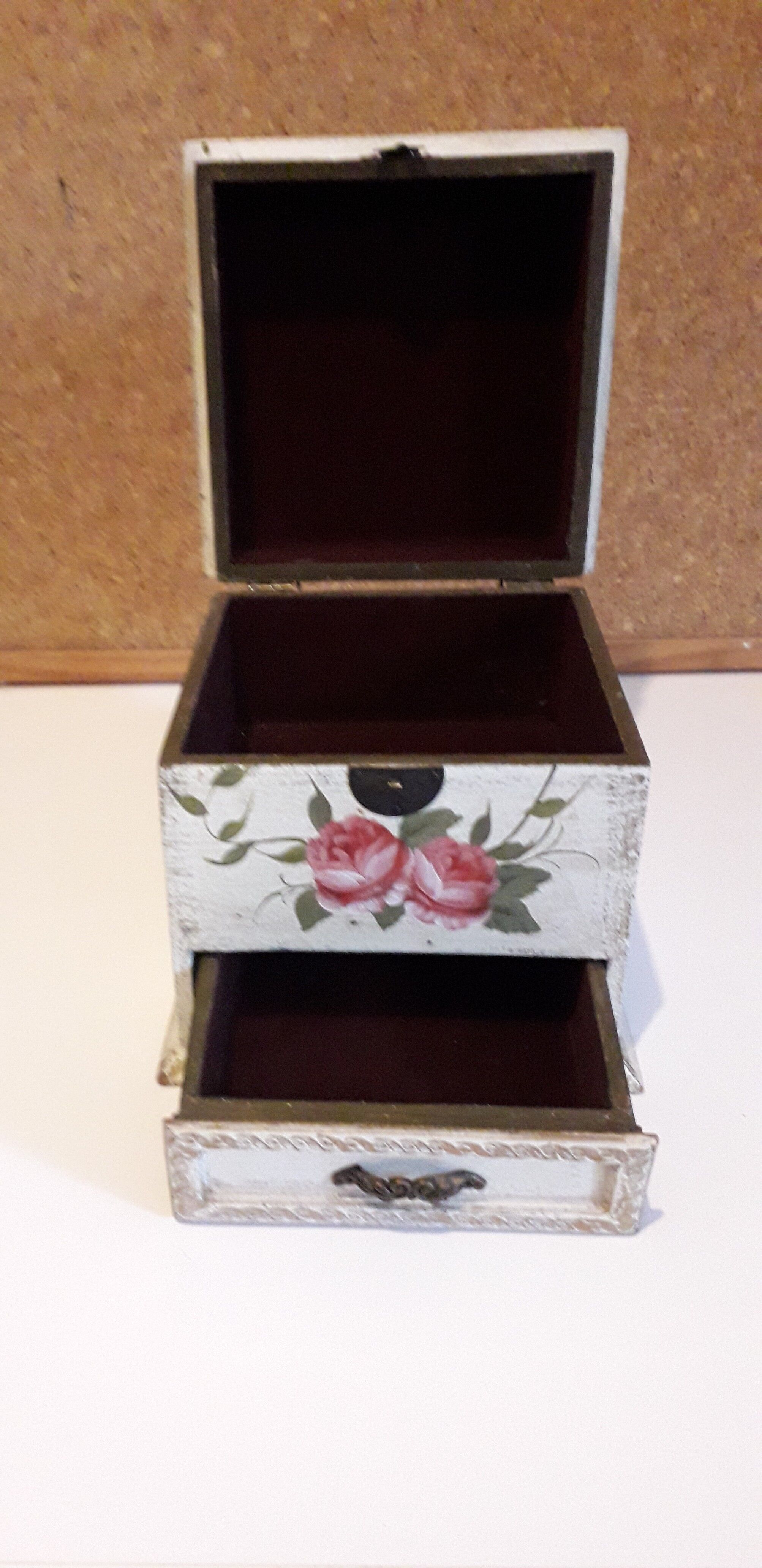 Jewelry box in painted wood patinated pink decoration, with 2 compartments