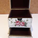 Jewelry box in painted wood patinated pink decoration, with 2 compartments