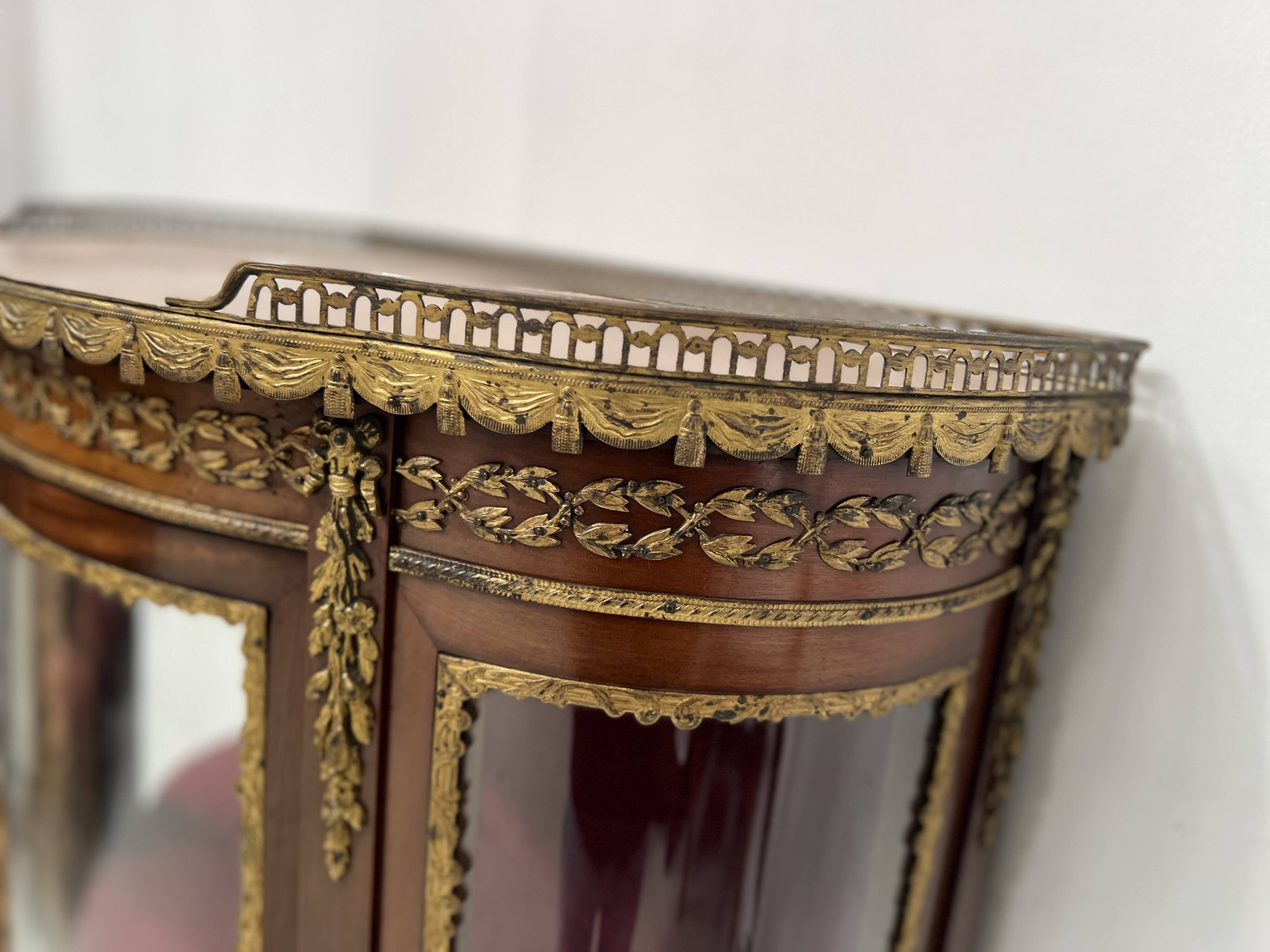 Napoleon III style curved display case in mahogany and veneer, 20th century