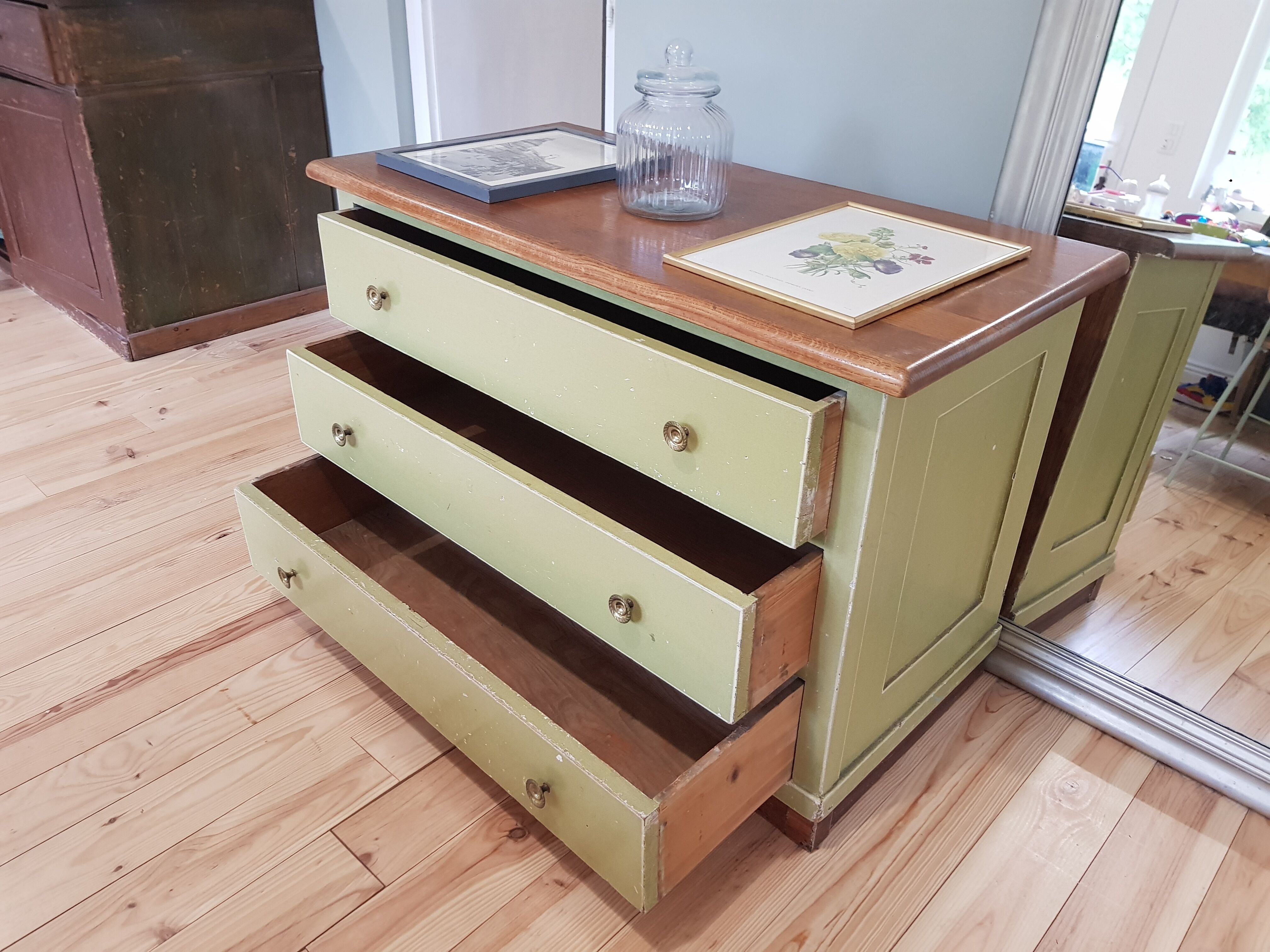Commode rétro dans son jus