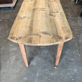 Extendable wooden table