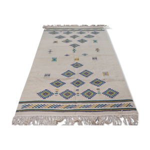 tapis blanc et bleu,