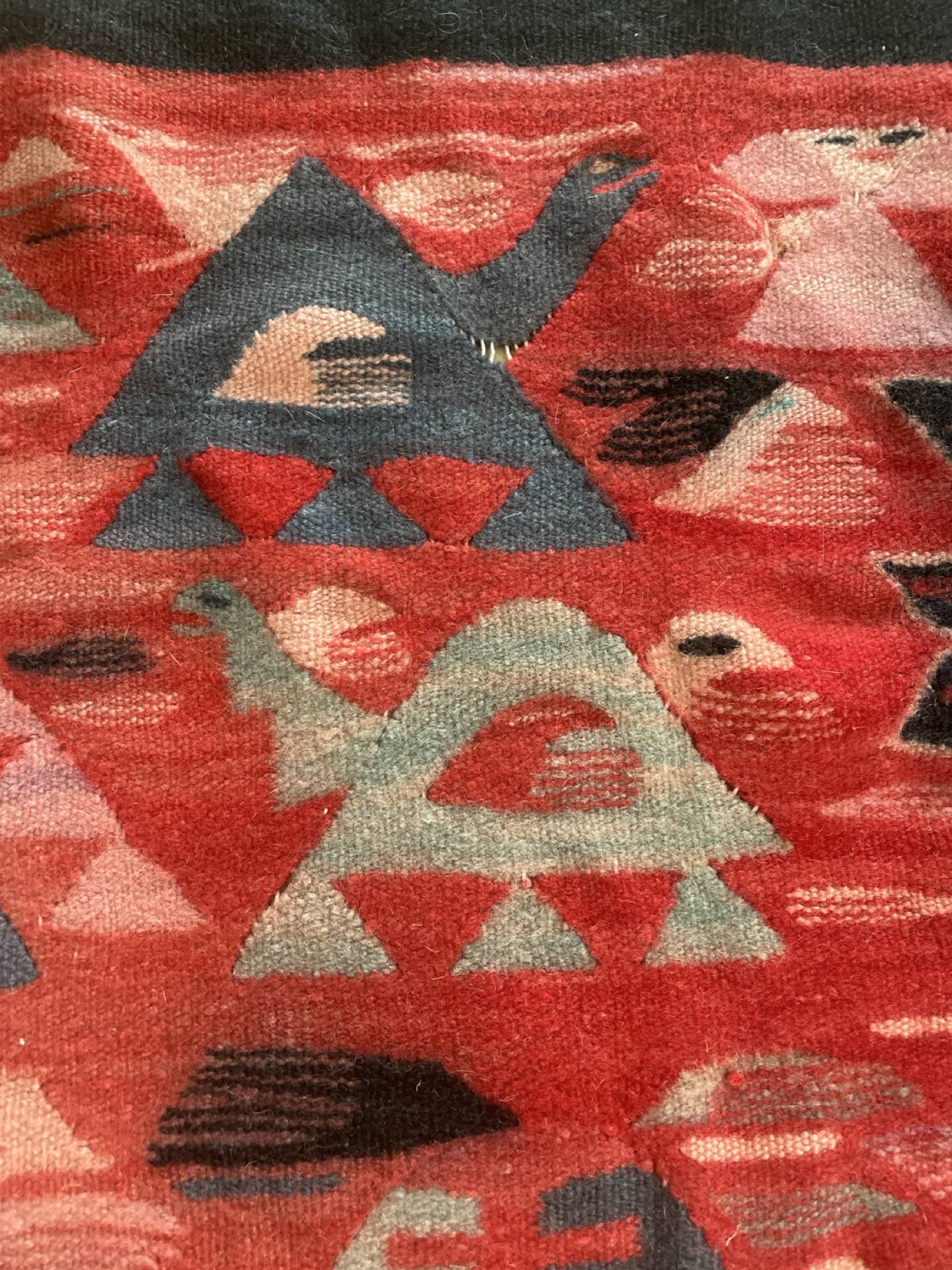 Tapis artisanal tissé main en laine et coton, motifs andins
