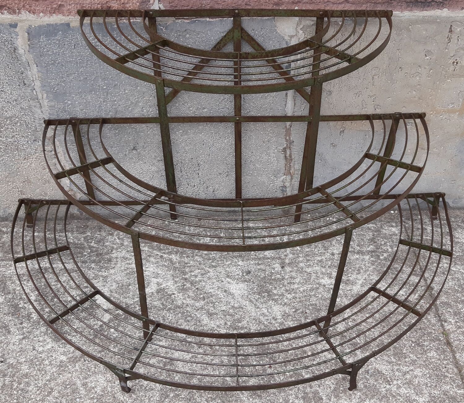 Half-moon plant holder