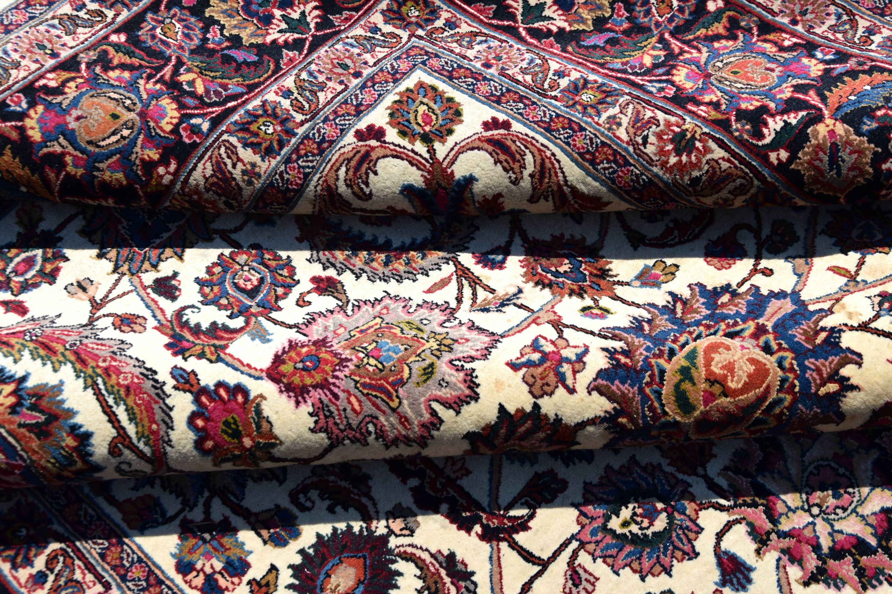 Oriental carpet Tabriz Iran in wool and silk – Signed "Saber" – 210 x 300 cm