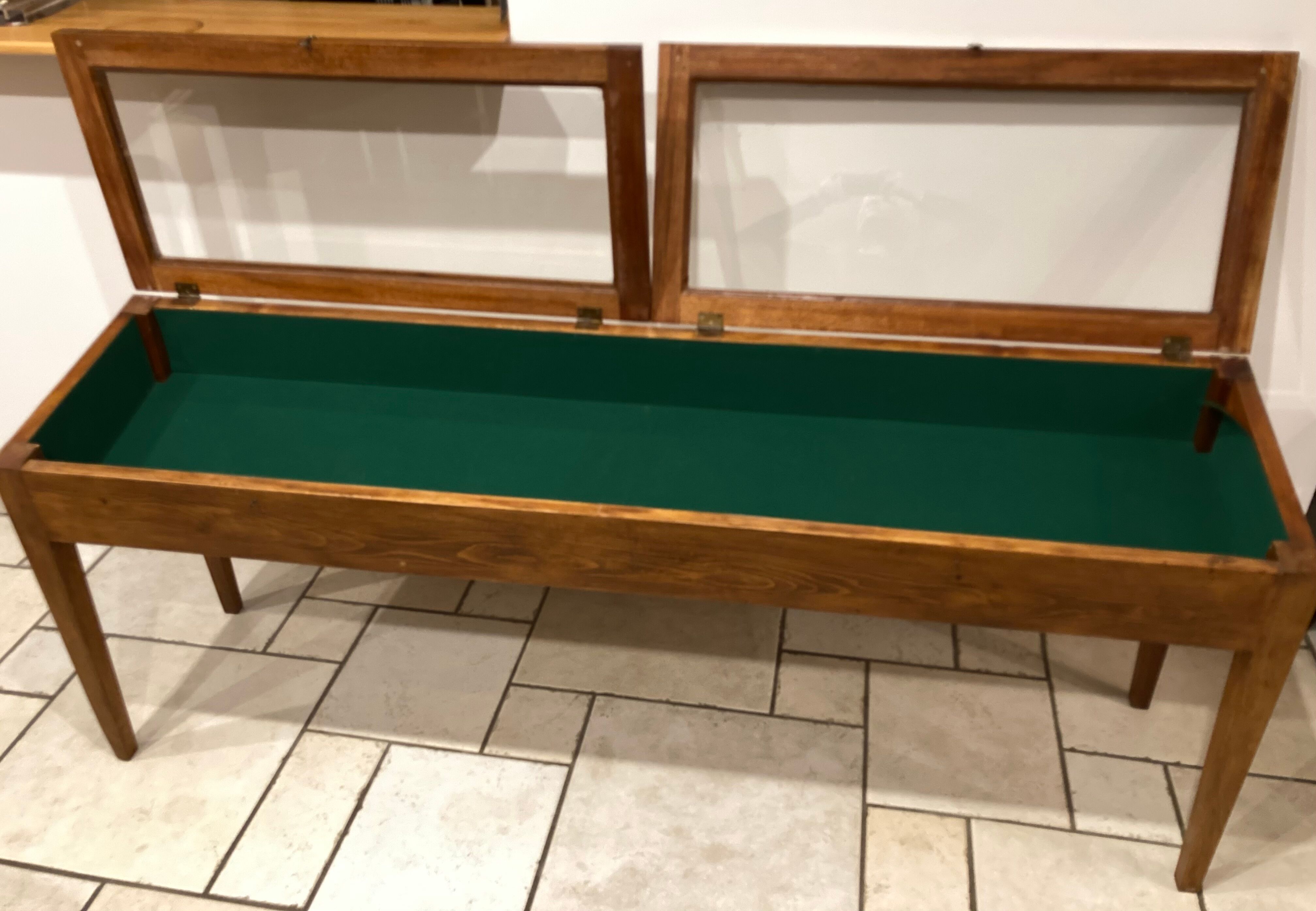 Presentation glass table