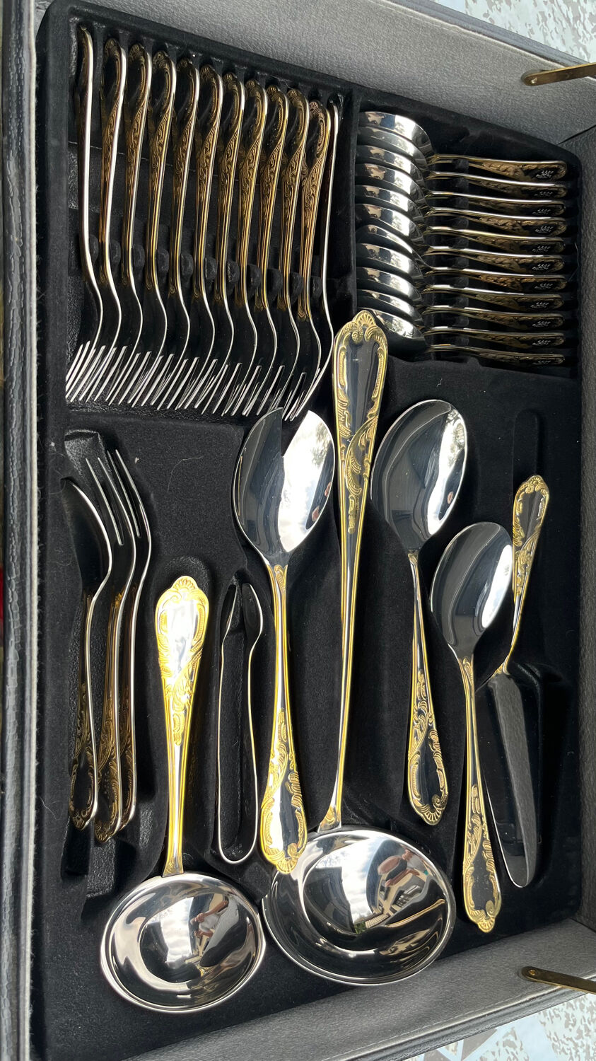 Varaguen 70-piece 23-carat gold-plated cutlery set