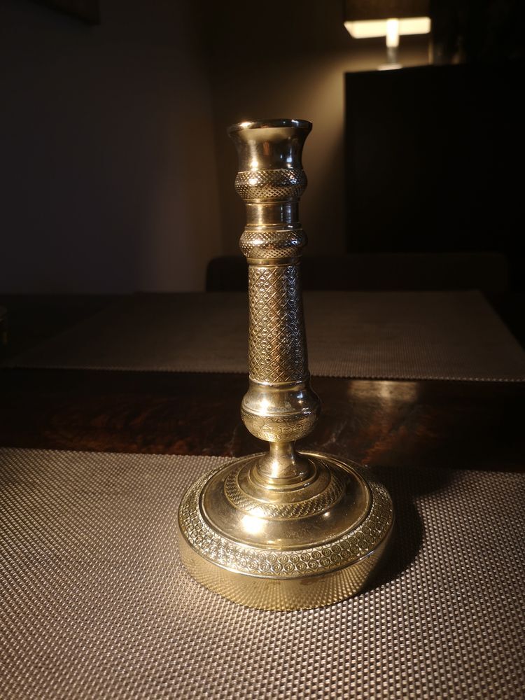 Finely chiseled bronze candle holder - End of 19th century
