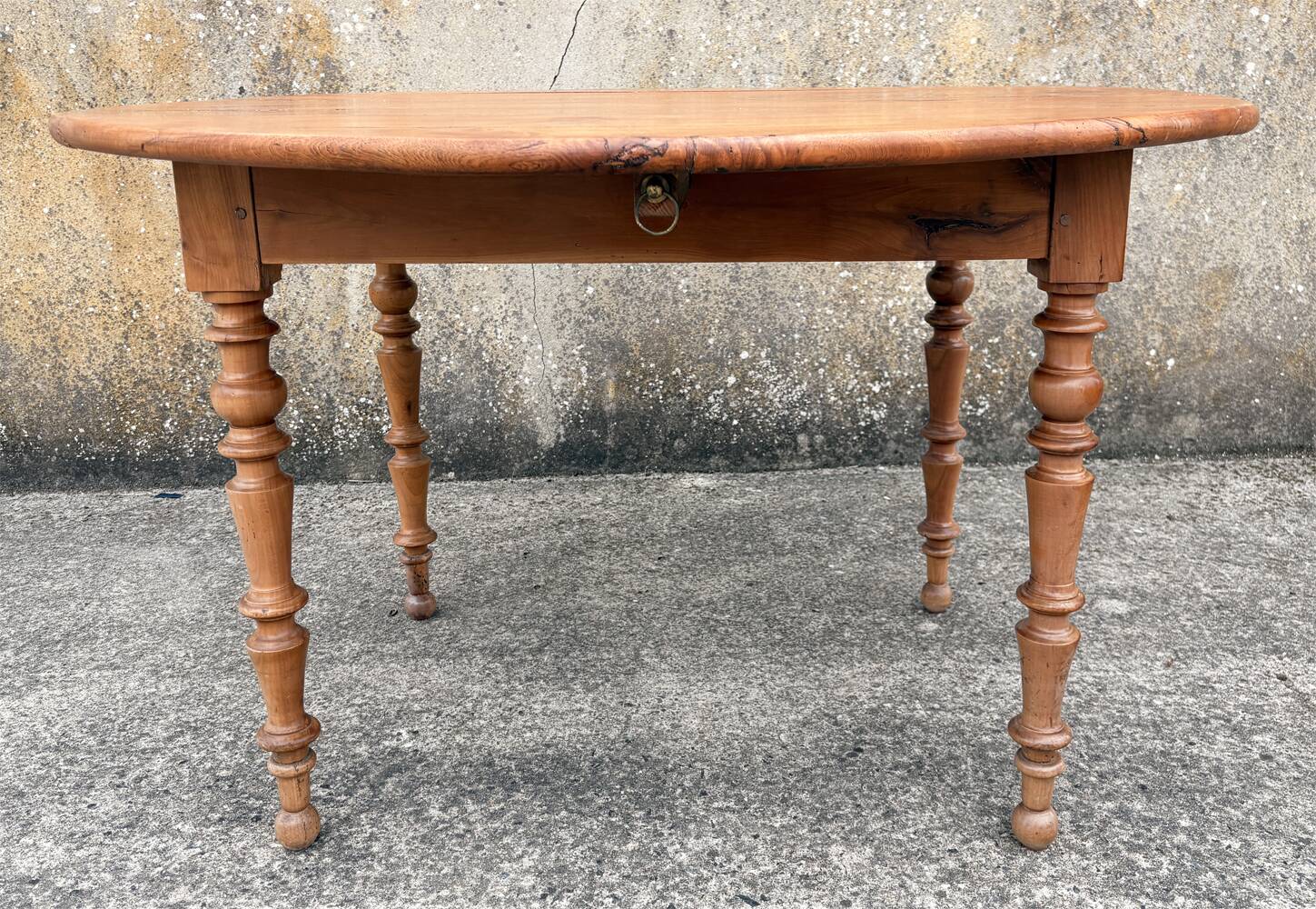 Round solid oak table with extensions, cabinetmaker's sliding mechanism,