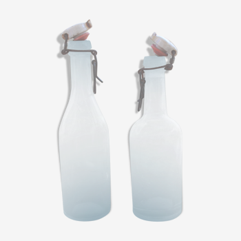 Deux bouteilles anciennes en verre