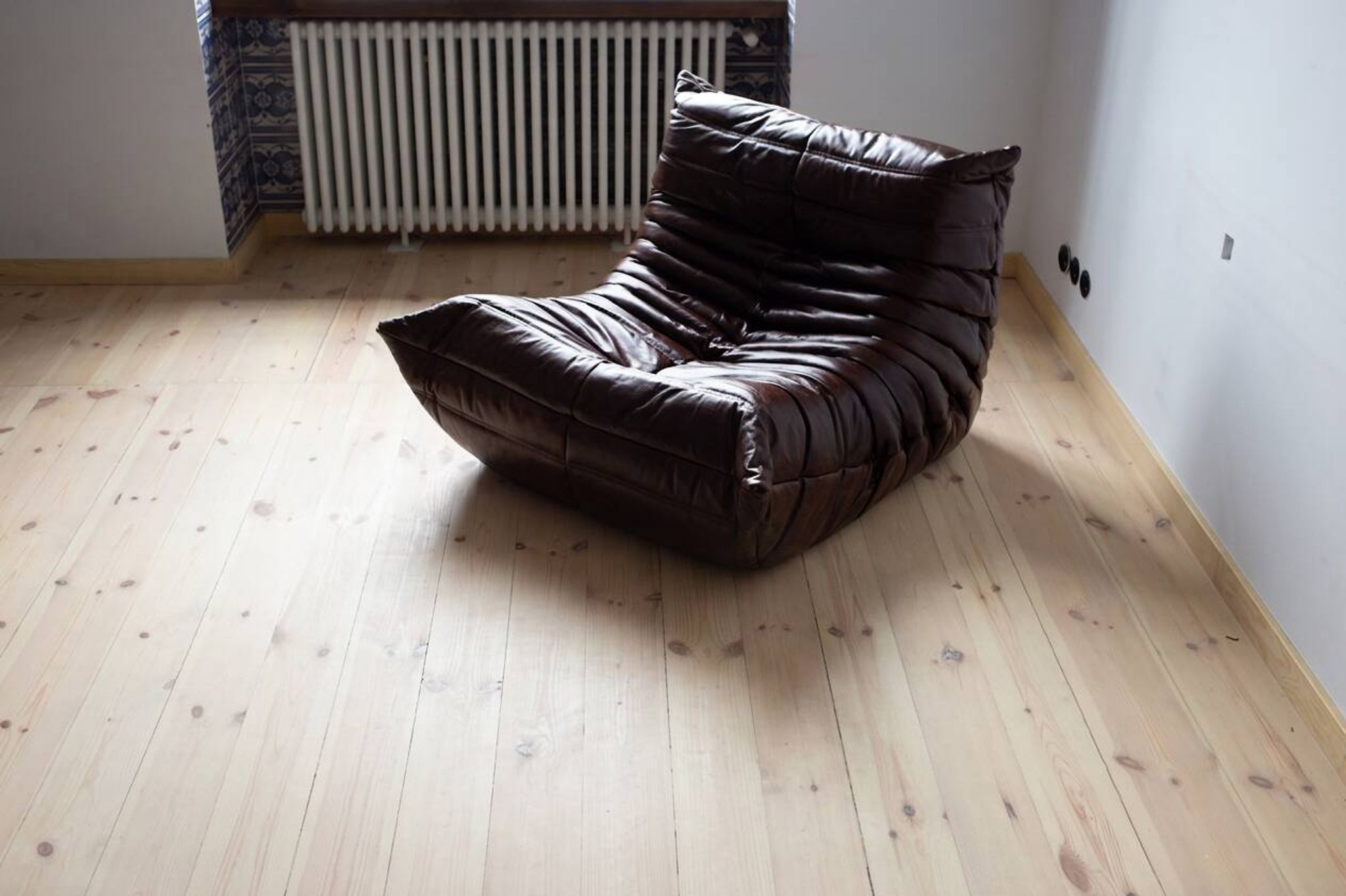 Fauteuil Togo en cuir brillant marron foncé