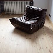 Fauteuil Togo en cuir brillant marron foncé