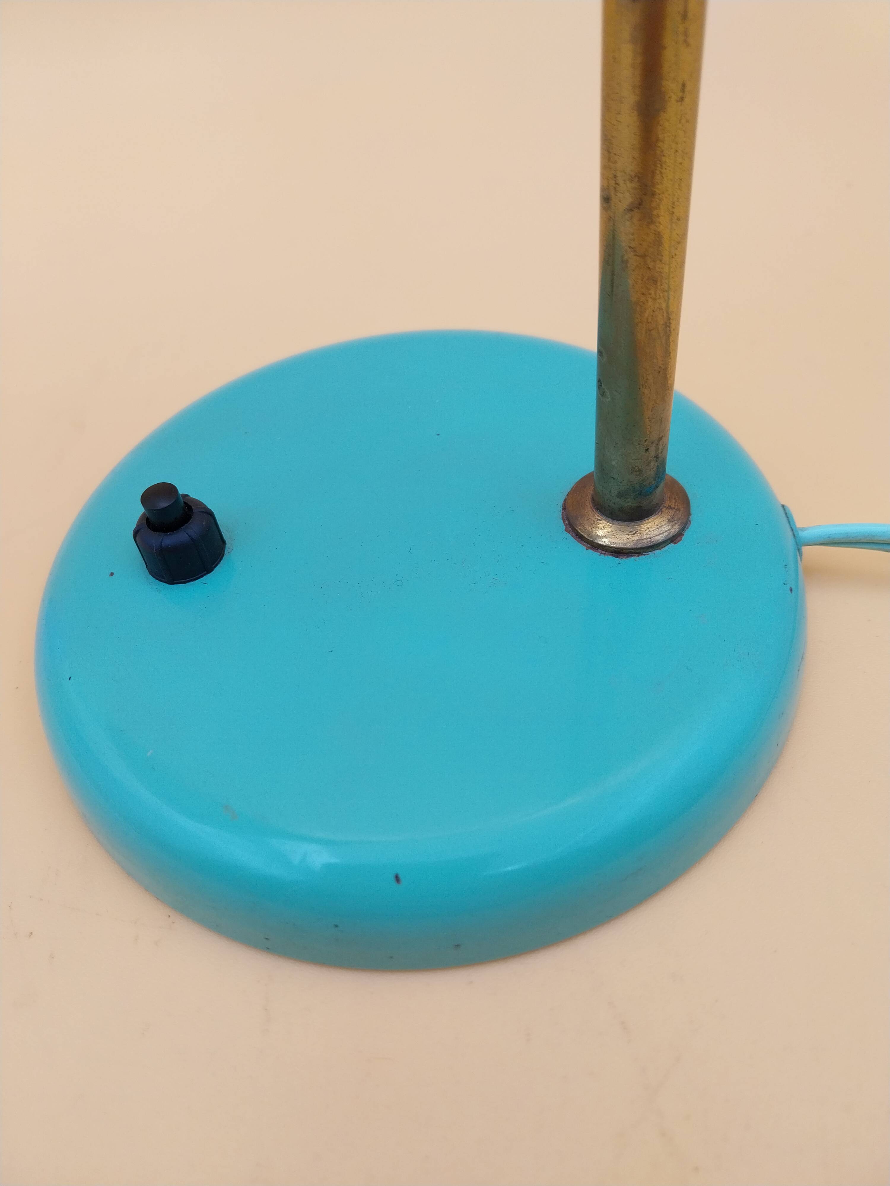 Green brass desk lamp with a goose neck on a ball joint from the 1960s.
