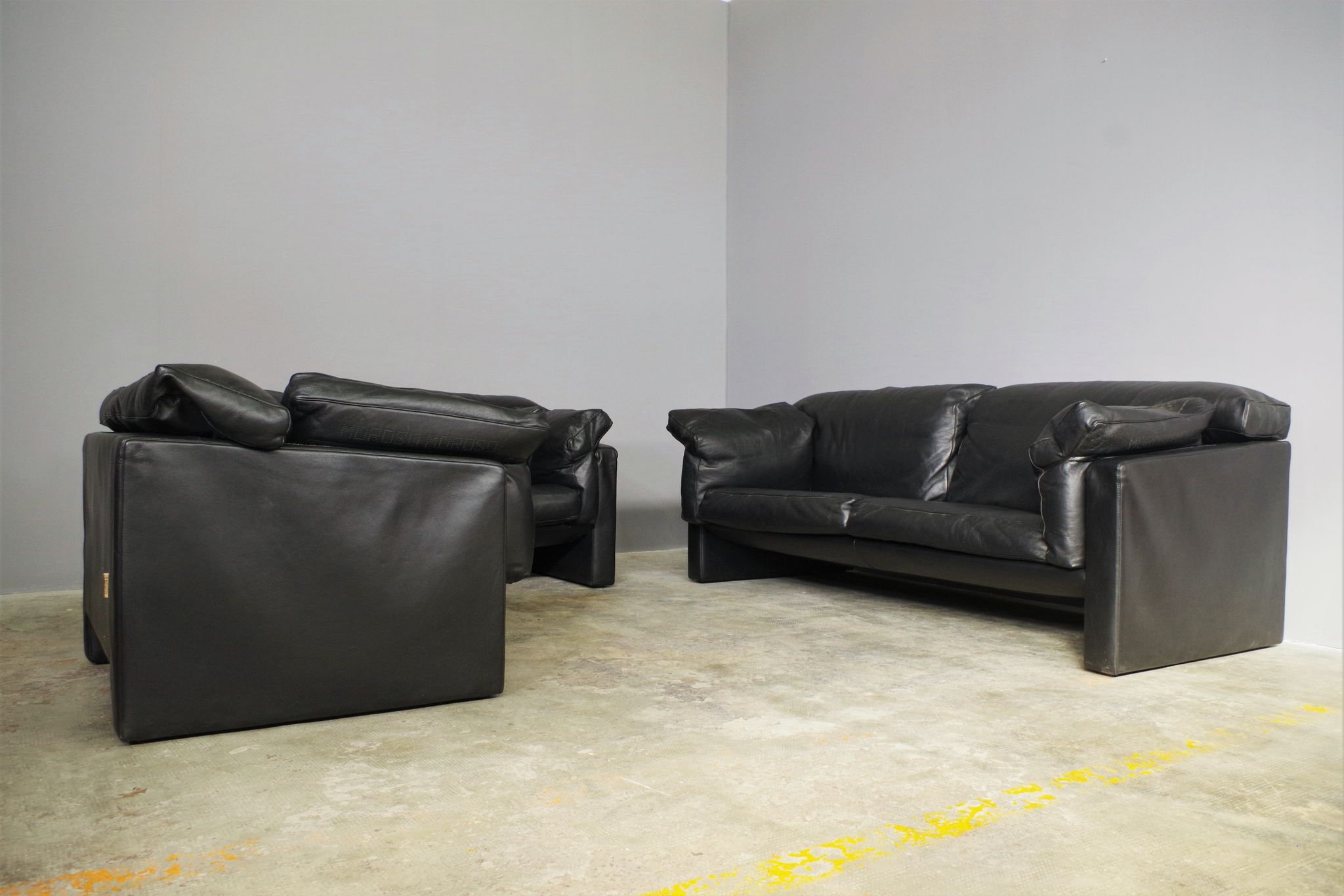 Moroso sofa set and armchairs in black leather, 1984