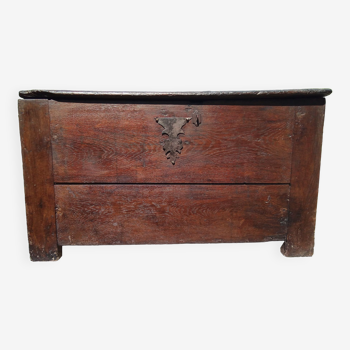 Chest 19th solid oak completely renovated, wax and patinated in the old