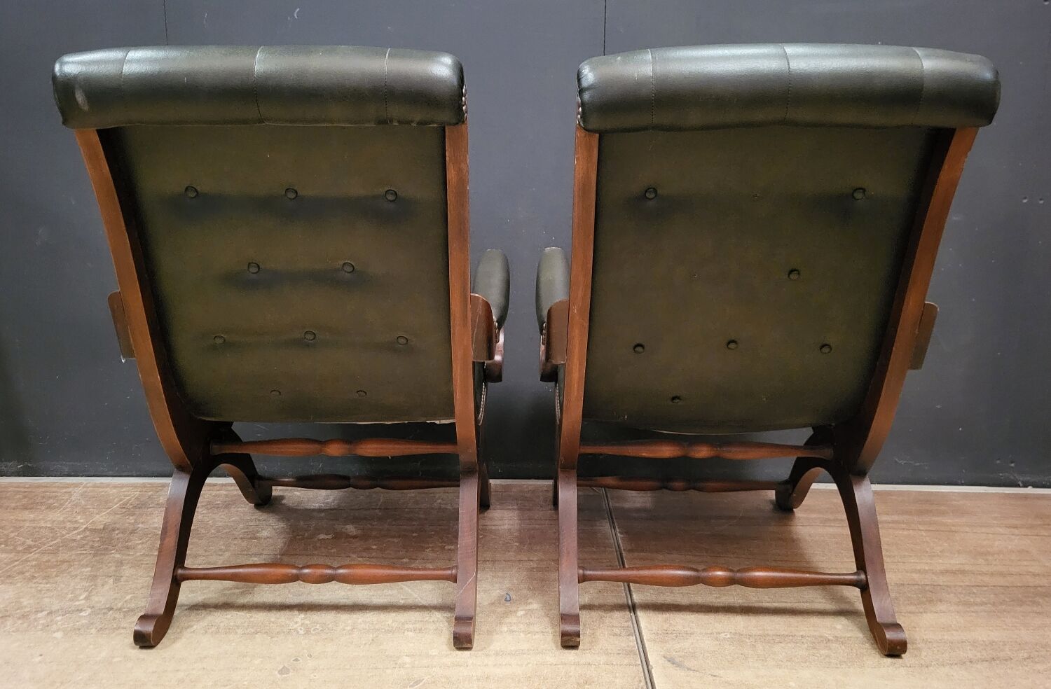 Pair of English Chesterfield armchairs in leather and solid wood