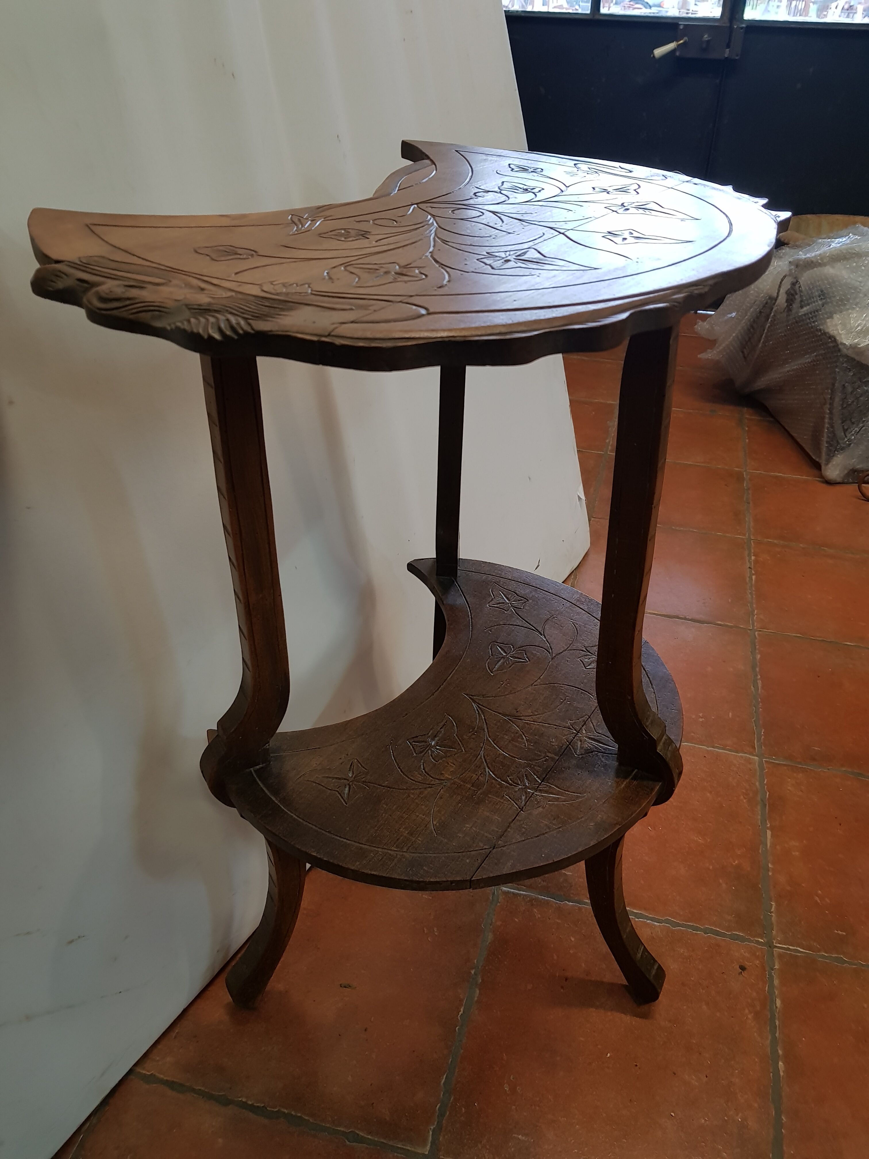 Sellette dragon decoration