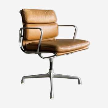 Fauteuil en cuir camel EA 208 par Charles Eames pour Herman miller