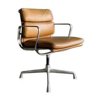 Fauteuil en cuir camel EA 208 par Charles Eames pour Herman miller