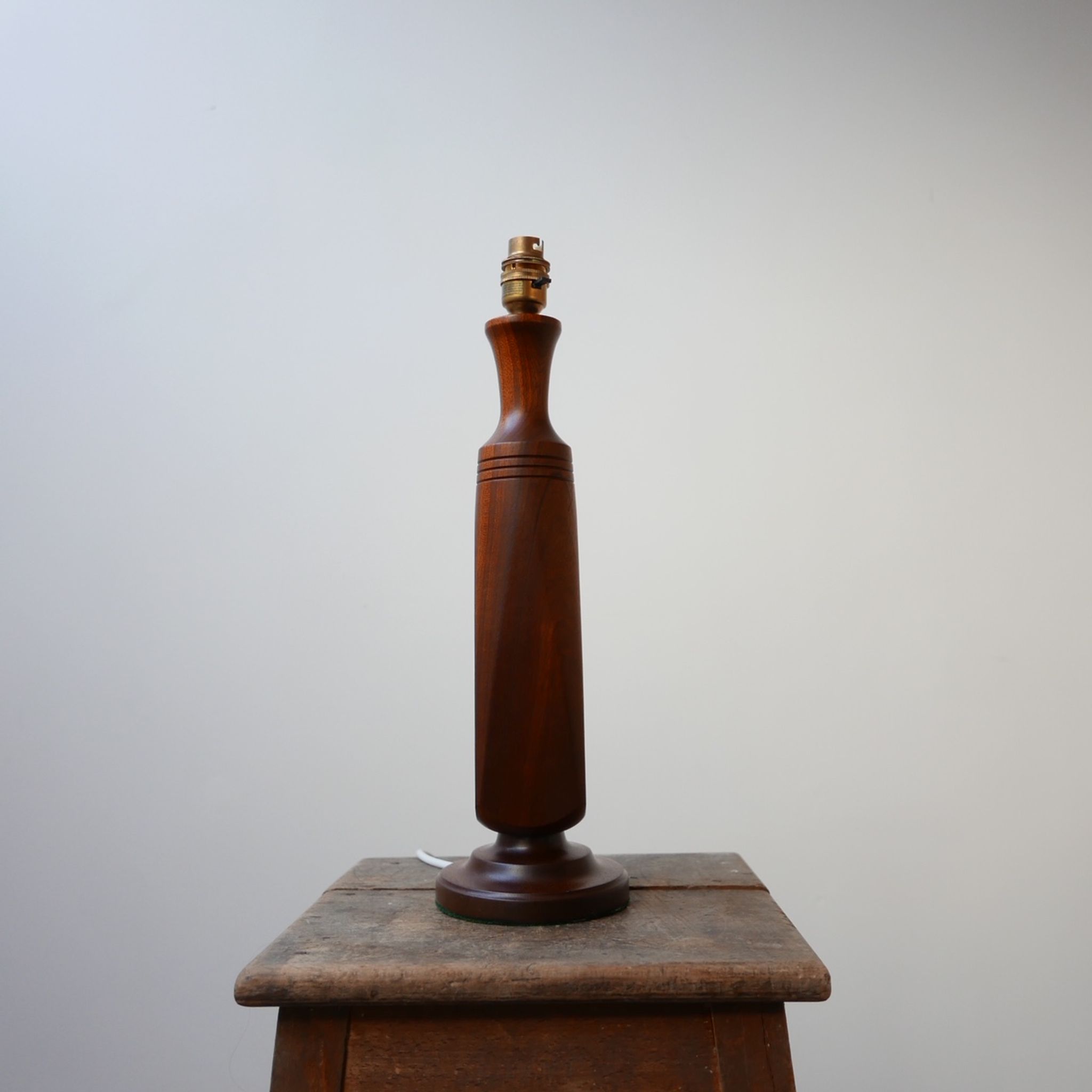 Lampe de table scandinave du milieu du siècle en teck