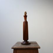 Lampe de table scandinave du milieu du siècle en teck
