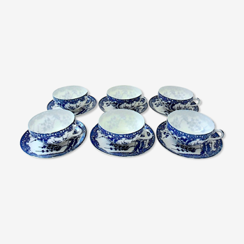 Suite de six tasses et leurs sous-tasses en porcelaine blanc-bleu du Japon