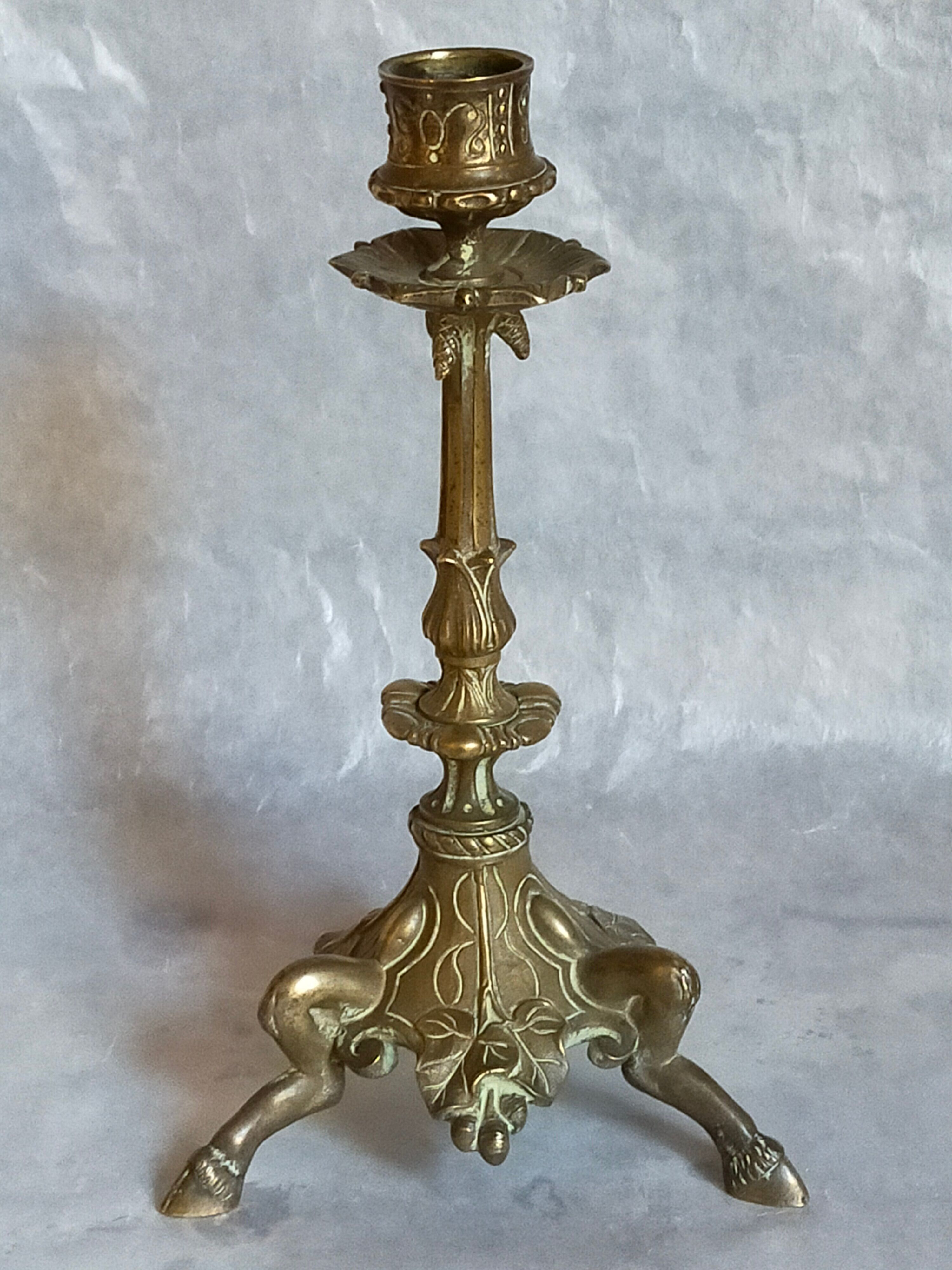 Candle holder in gilded bronze tripod nineteenth century