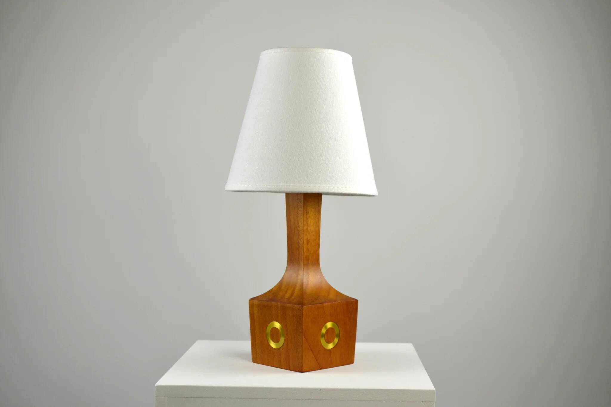 Lampe de table, teck et laiton, années 1960, Suède