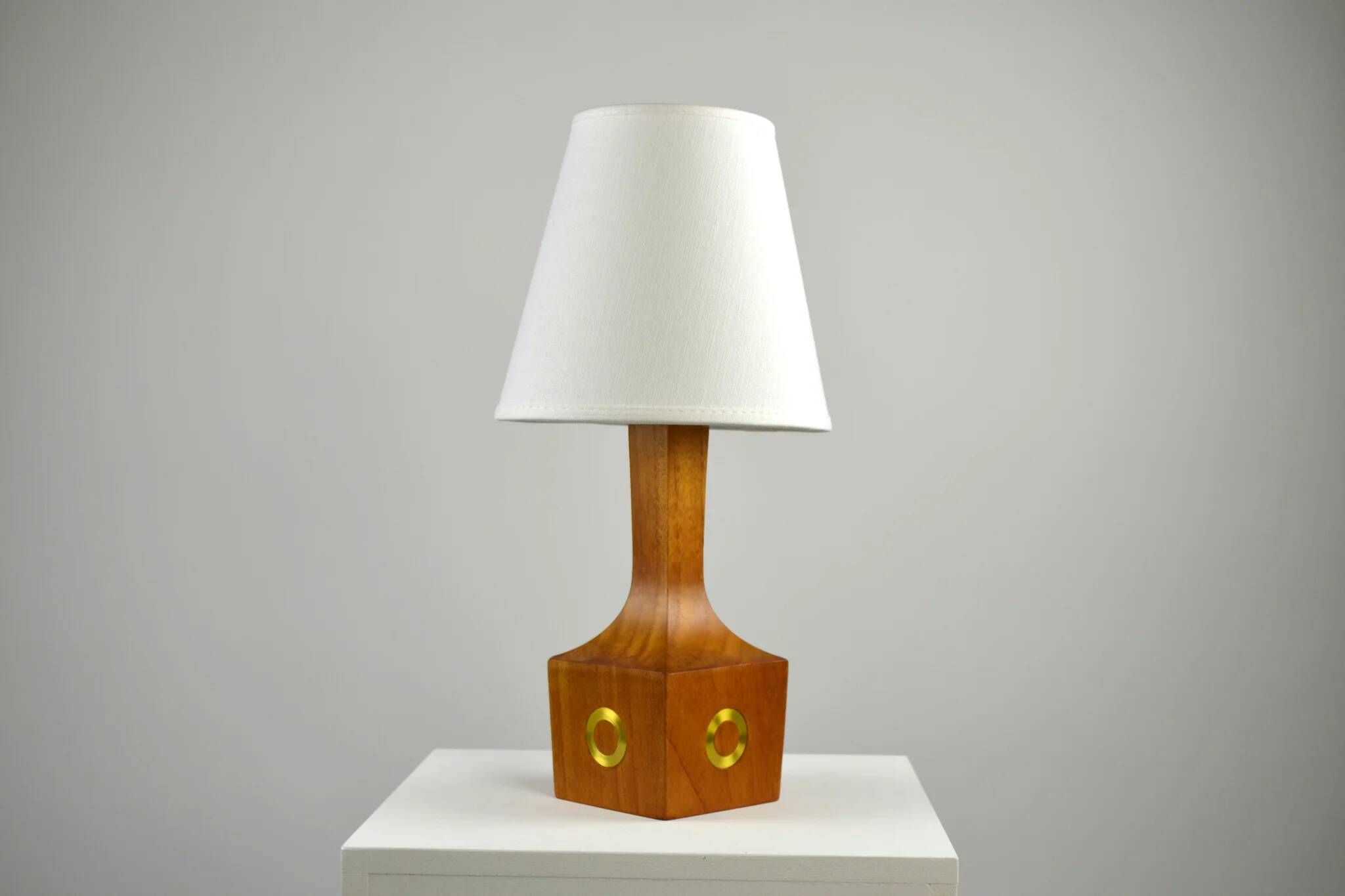 Lampe de table, teck et laiton, années 1960, Suède
