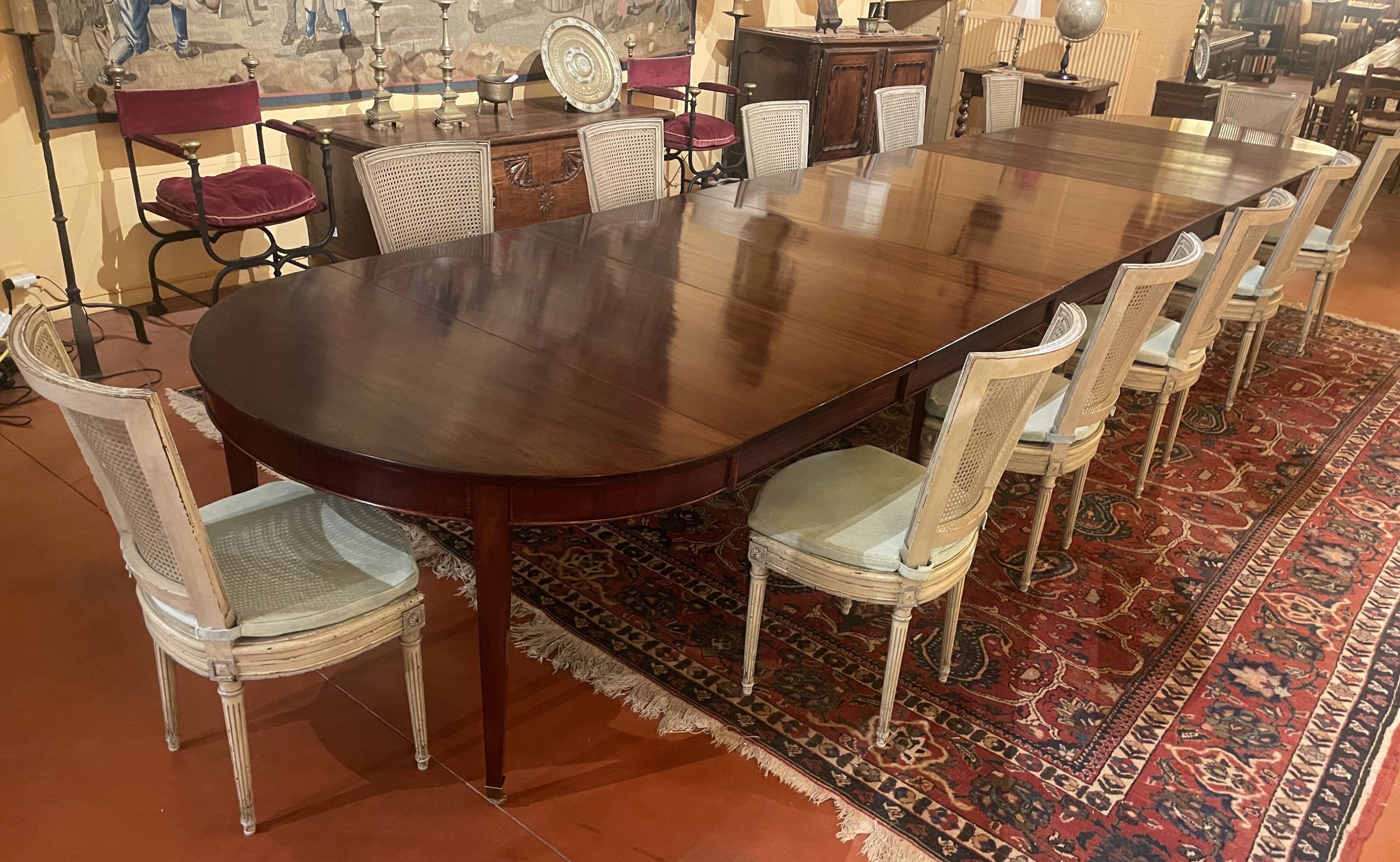 Extendable Louis XVI style mahogany dining table from the Directoire period
