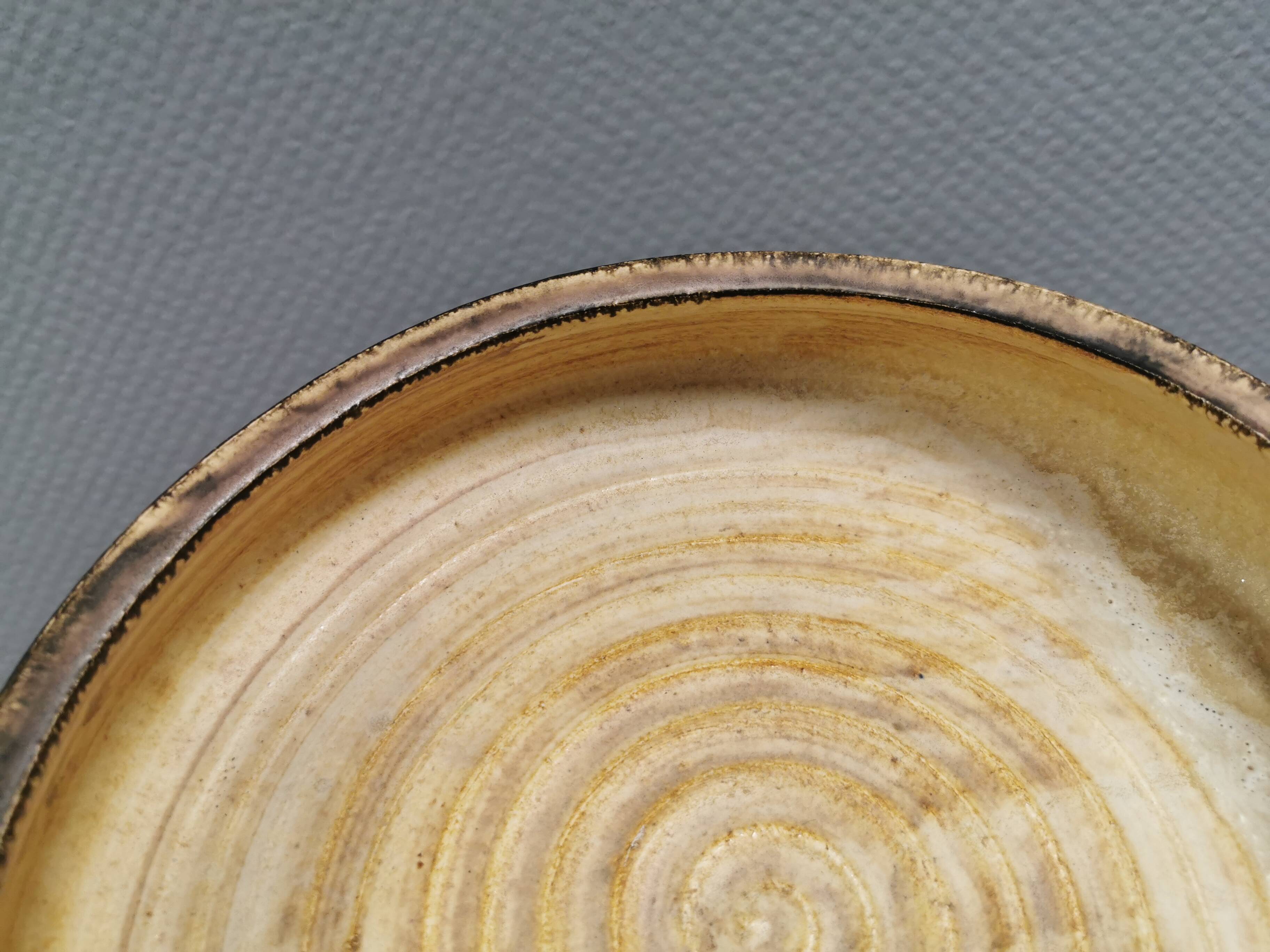 Grand plat en céramique par Jette Hellerøe, Danemark, années 1970.