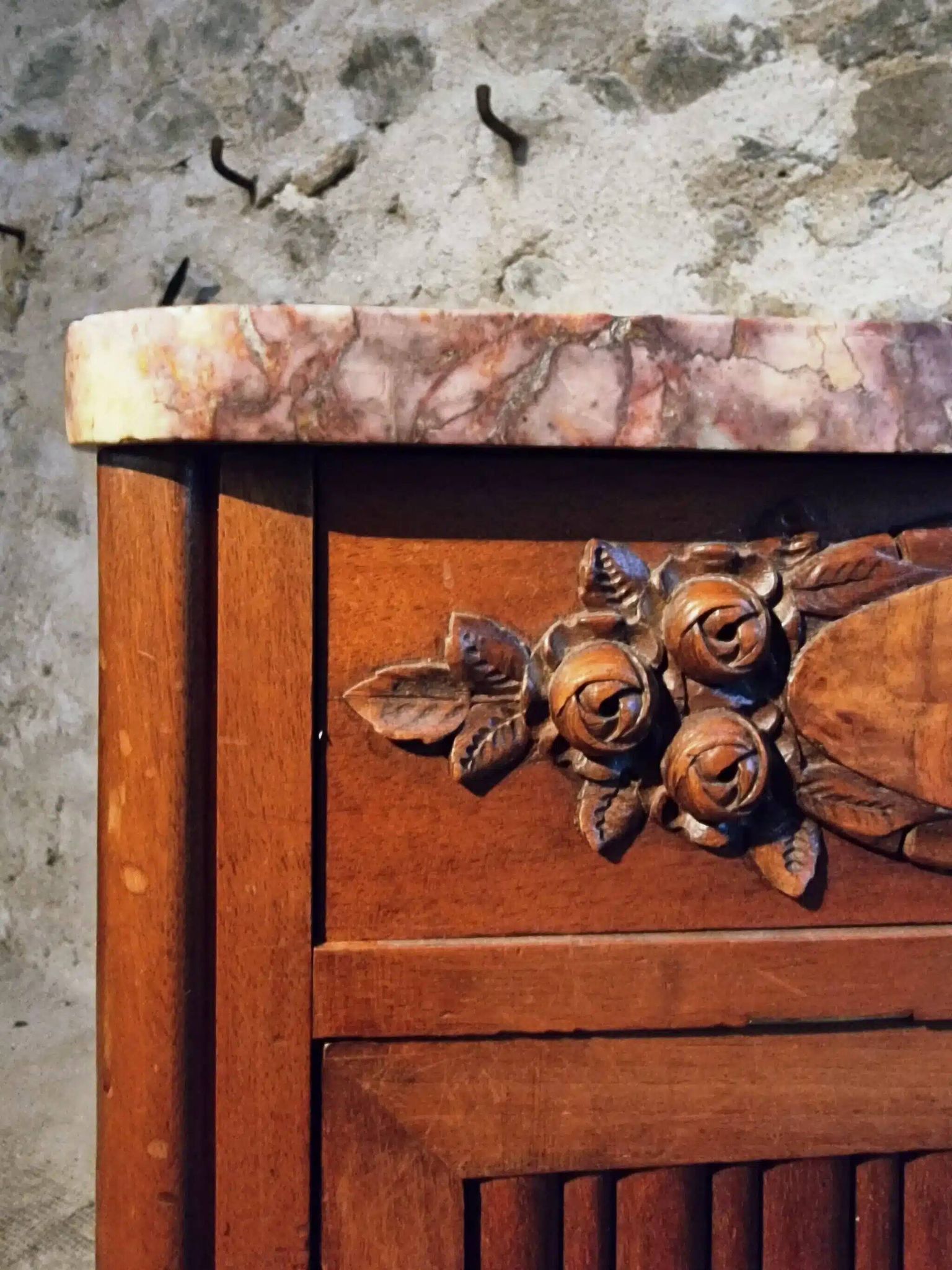 French antique bedside table in walnut with a marble top and porcelain interior, early 20th century.