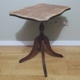 Table or pedestal table with foldable top