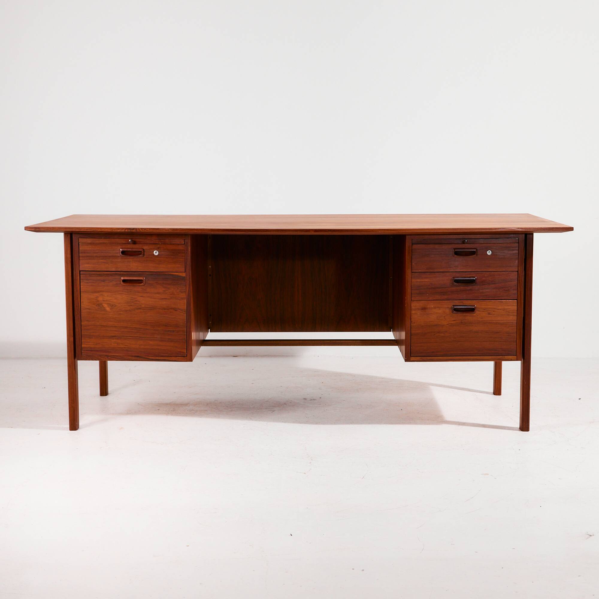 Model 207 rosewood desk by Arne Vodder