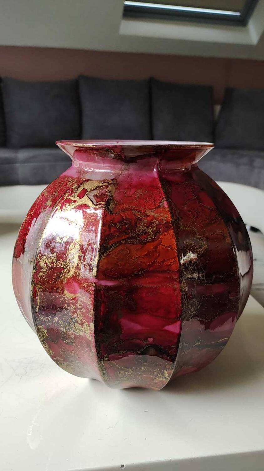 Gadrooned ball vase, in lacquered Art glass. Decor: pink tones of smoke, gold powder inclusions. Signed Sylvie Montagnon. Size 20 x 20 cm