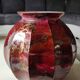 Vase boule godronné, en verre d Art laqué. Décor volutes de fumée tons roses, inclusions poudre d or. Signé Sylvie Montagnon. Dim 20 x 20 cm