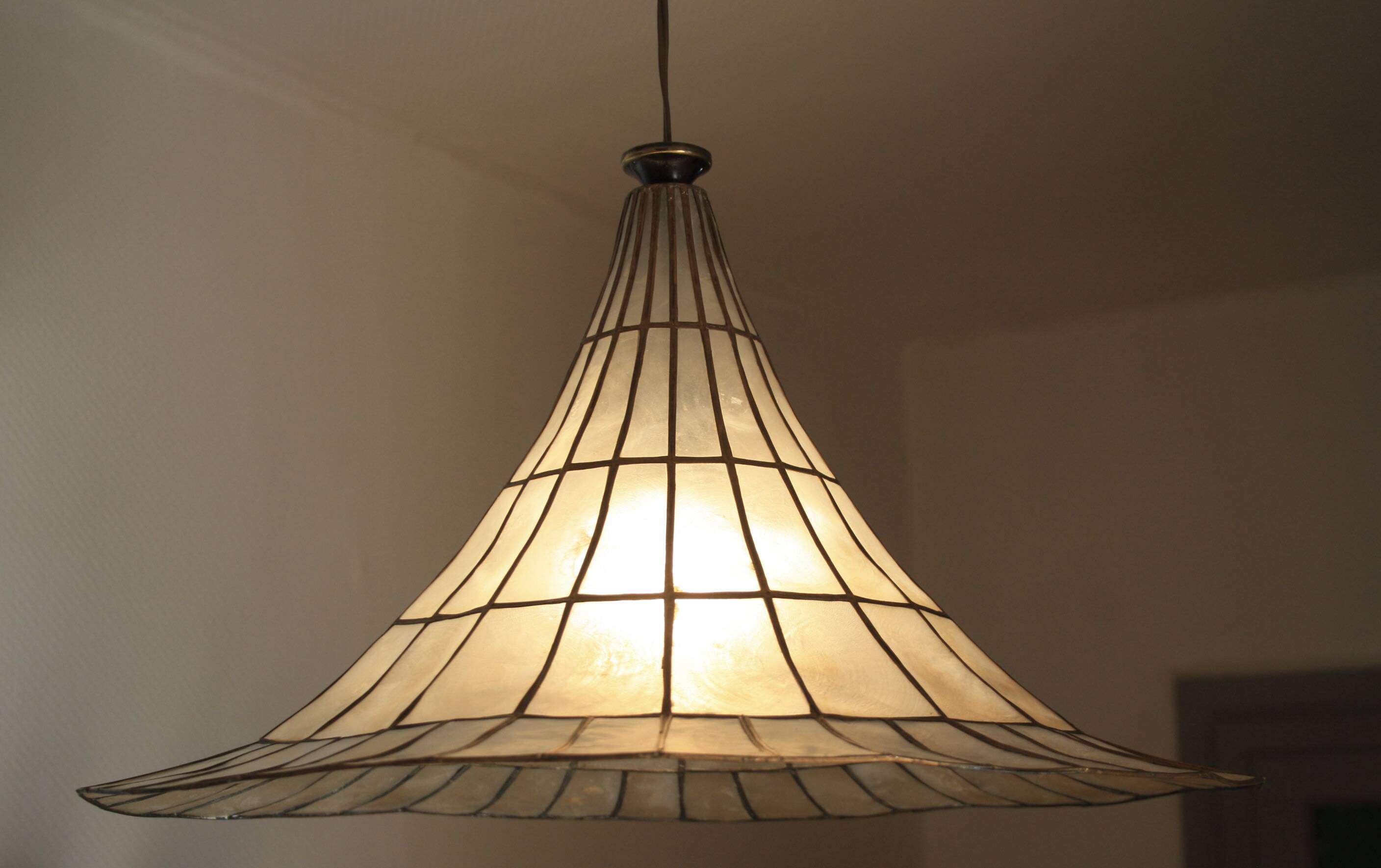 Mother-of-pearl suspension