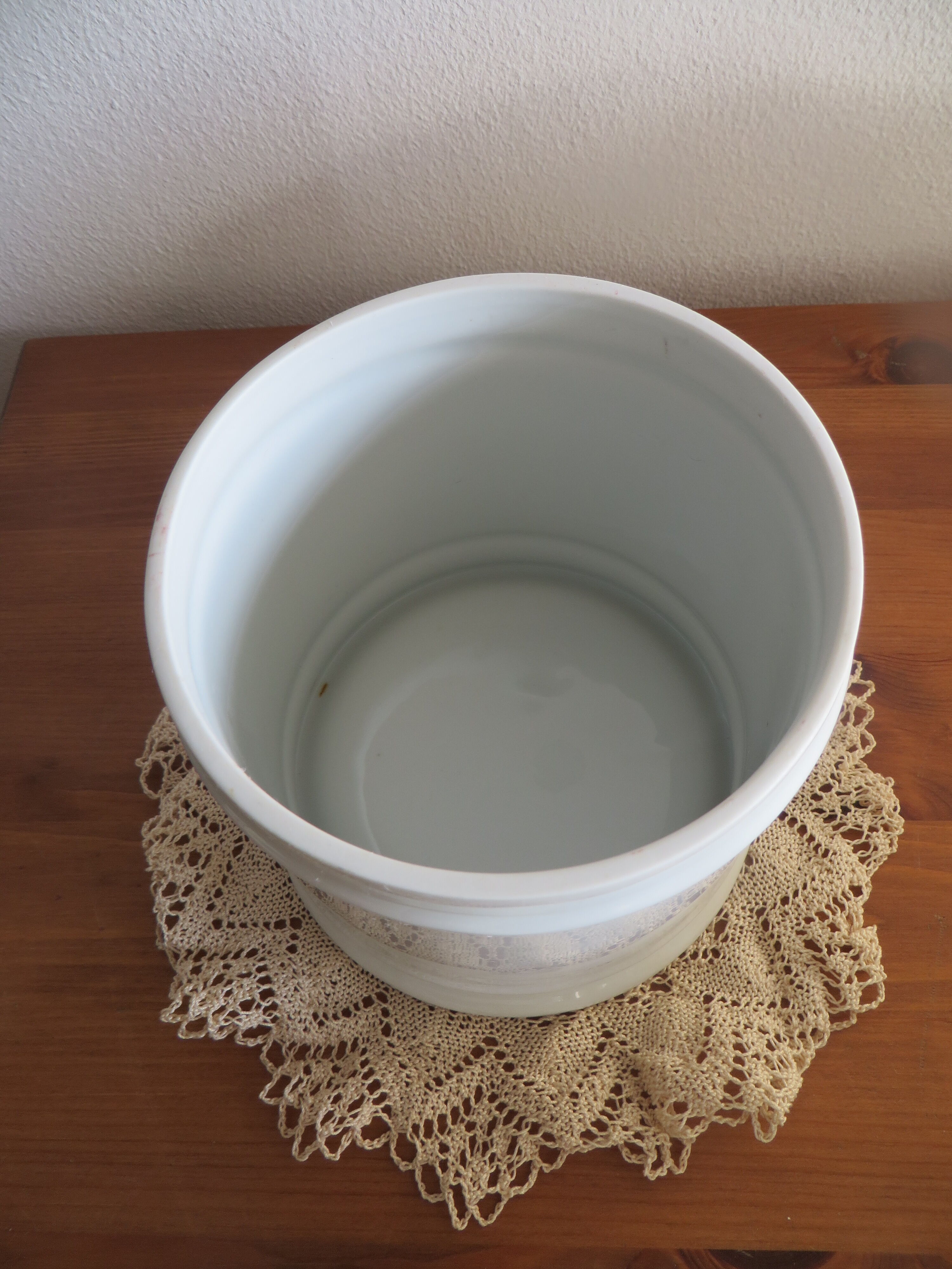 Porcelain pot with lid