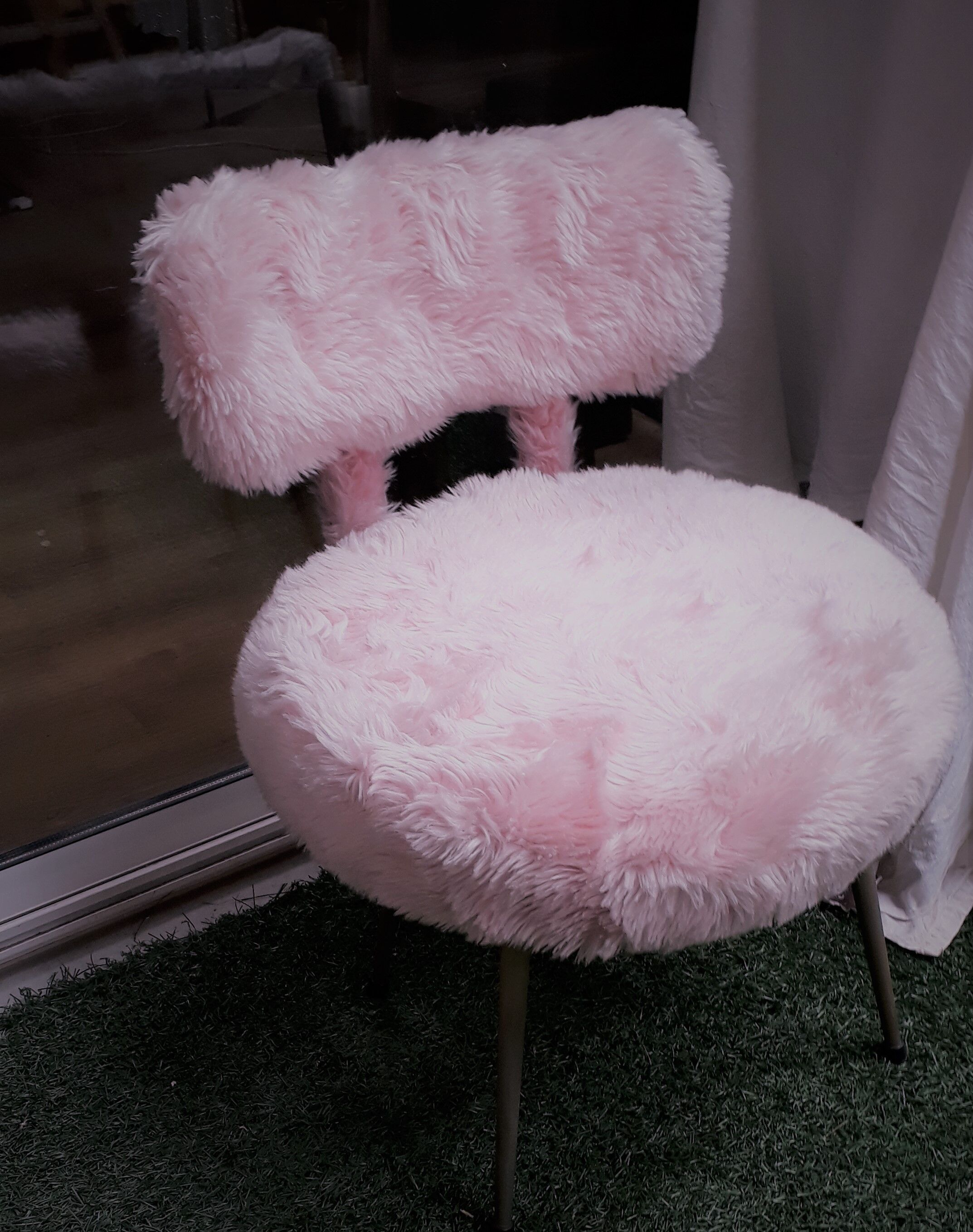 Chaise Pelfran moumoute rose