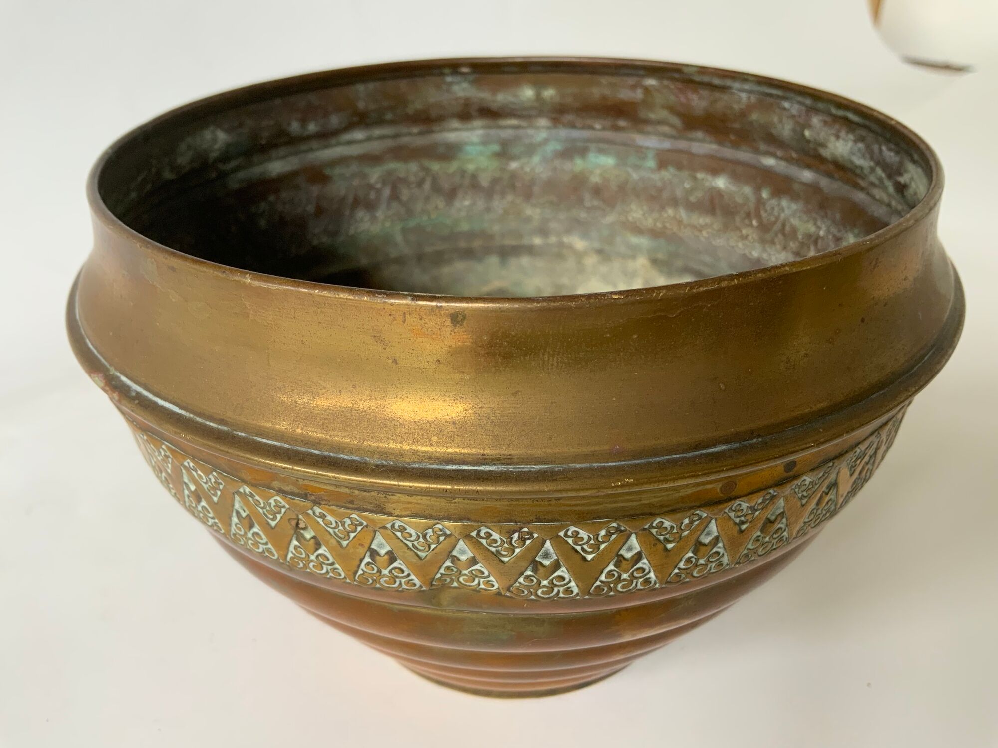 Cache pot en laiton vintage quelsques traces du temps - forme boule - beaucoup de charme