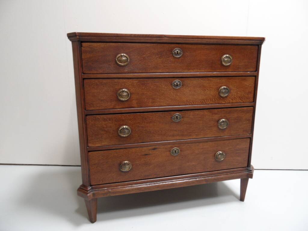 Antique oak chest of drawers