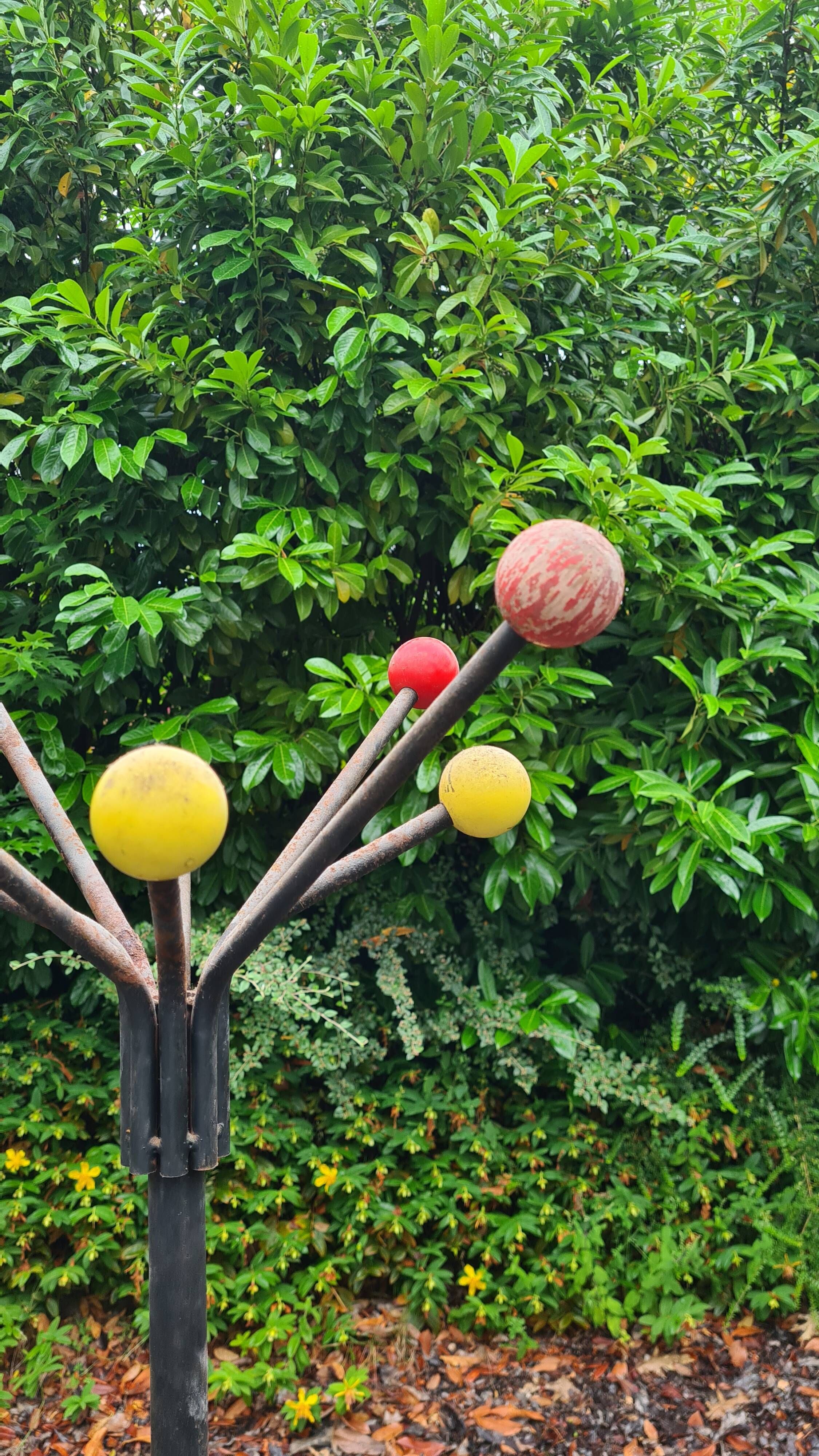 Atomic coat rack in metal and wooden balls / 1950s