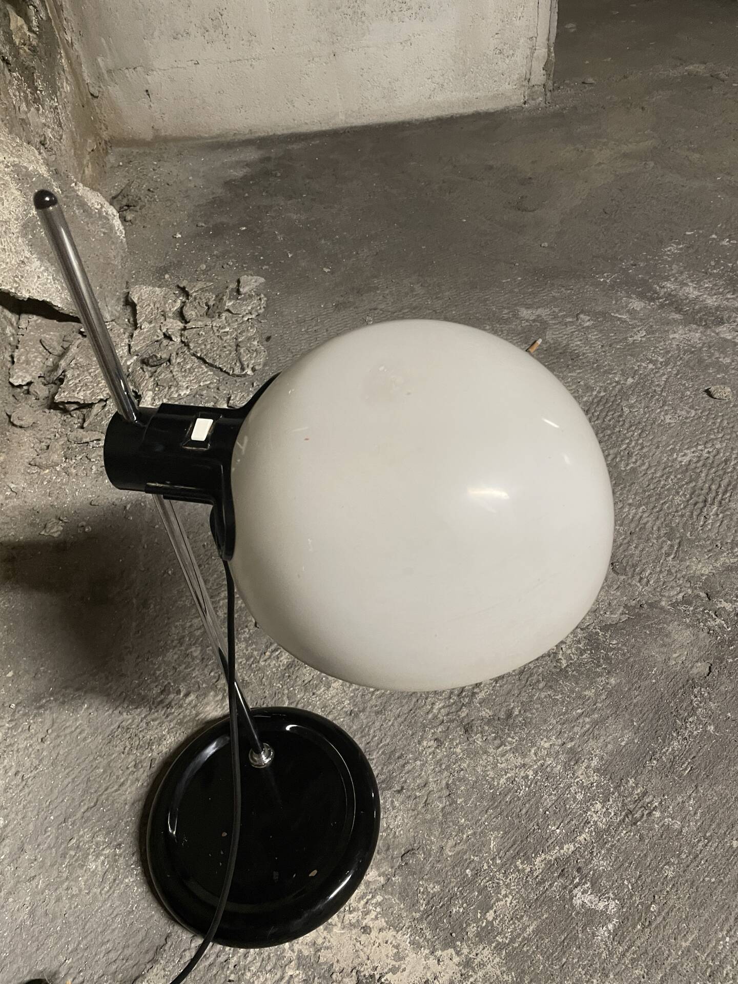 Harvey Guzzini vintage Italian desk lamp from the 1970s.